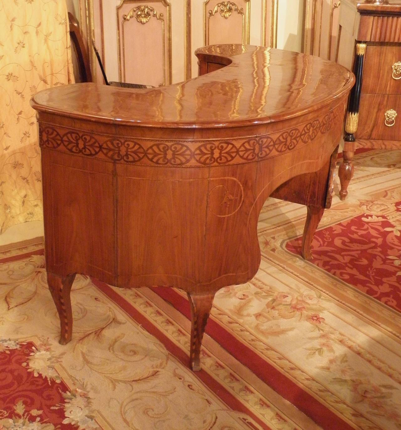 Very beautiful kidney shape walnut and inlaid desk, open in the front with a serpentine form, various inlaid in front, top and sides, see pictures, on the rear one drawers, in the sides two drawers and two doors, doors and drawers have the same key,