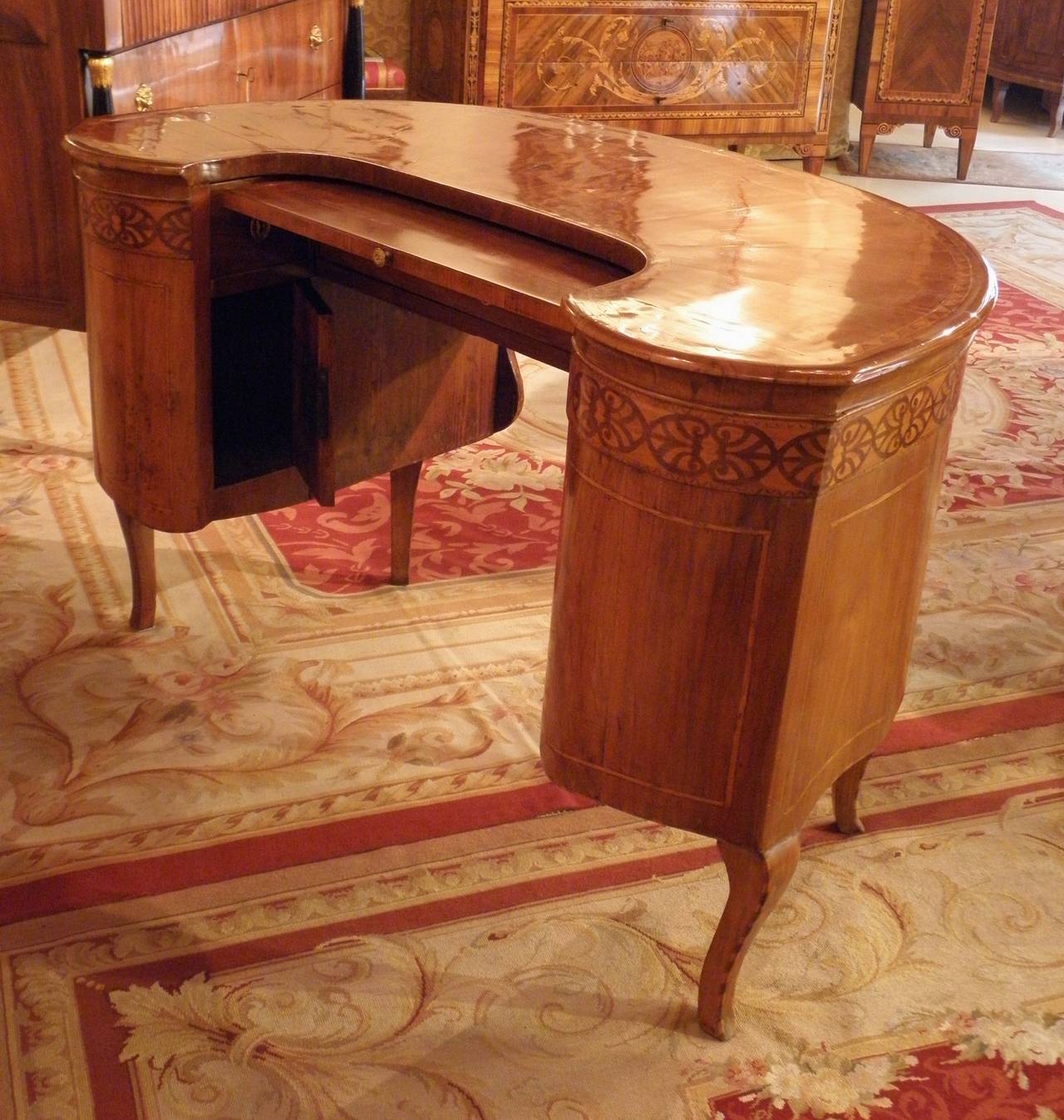 18th Century Walnut Kidney Shape Desk In Good Condition For Sale In Milan, IT