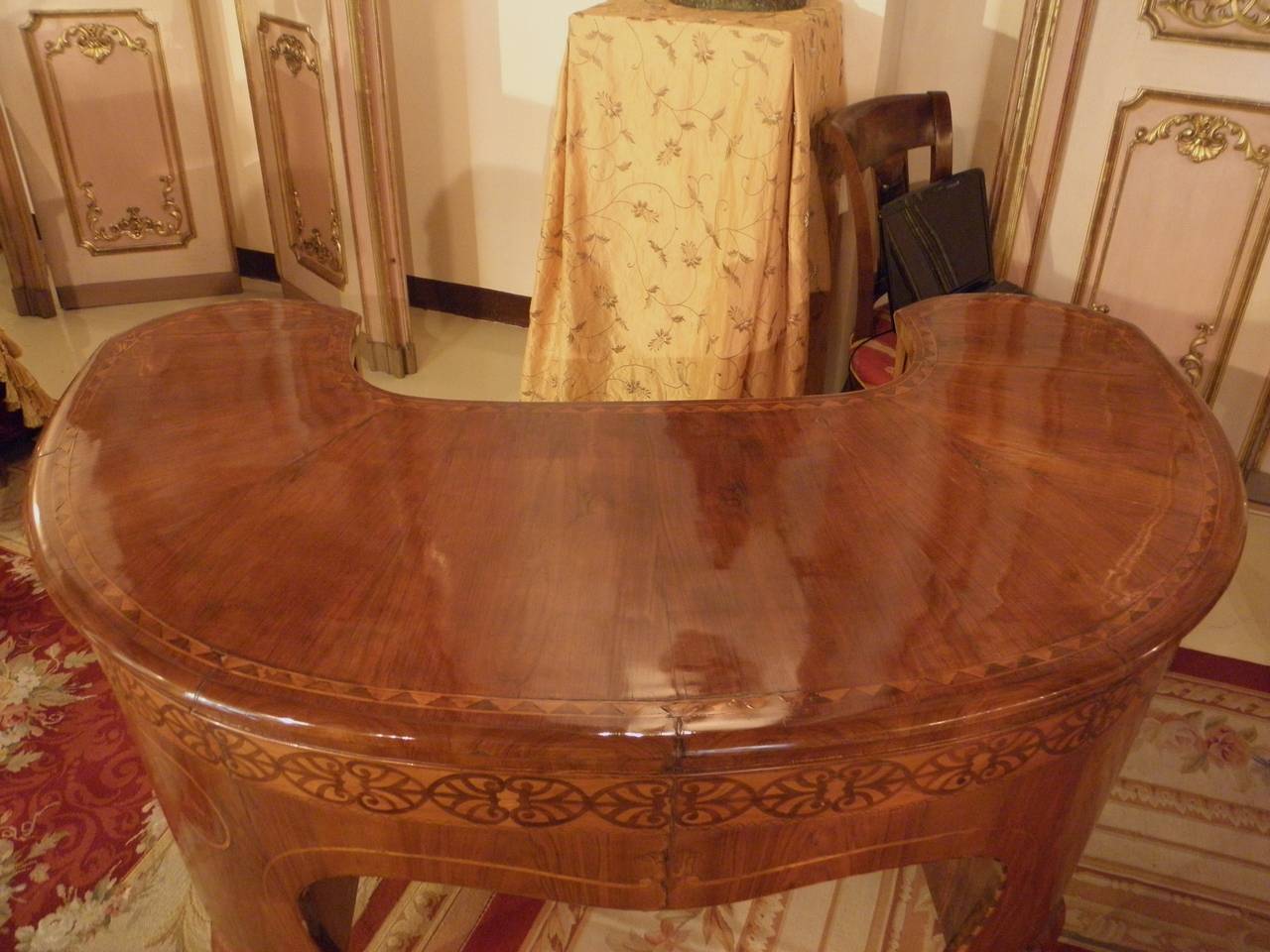 18th Century Walnut Kidney Shape Desk For Sale 1
