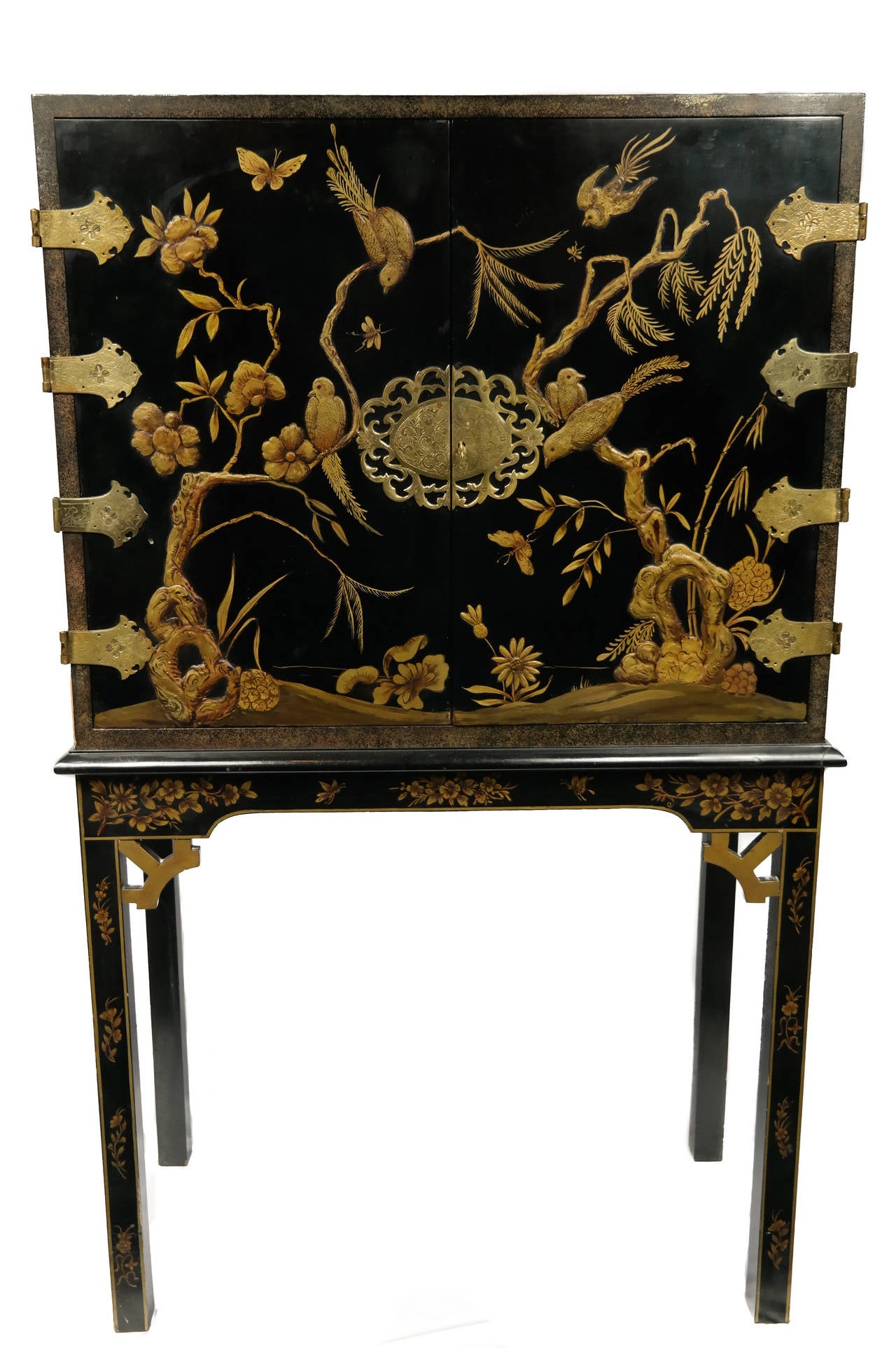 Chinoiserie Drinks Cabinet of the Highest Quality, English made, ca. 1920. Dramatic addition to all eclectic interiors.