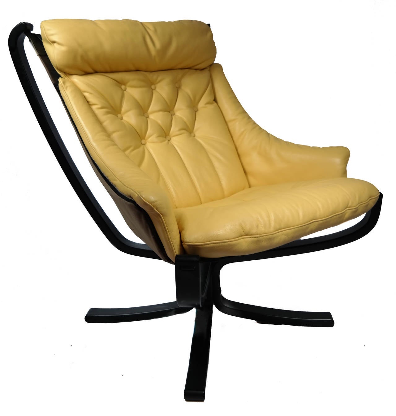 Falcon sling lounge chair, circa 1970. Designed by Sigurd Ressell (1920-2010), multi-part bentwood frame holding suspended seat cushion of original buttoned yellow leather by Poltrona Frau. Leather in great condition.