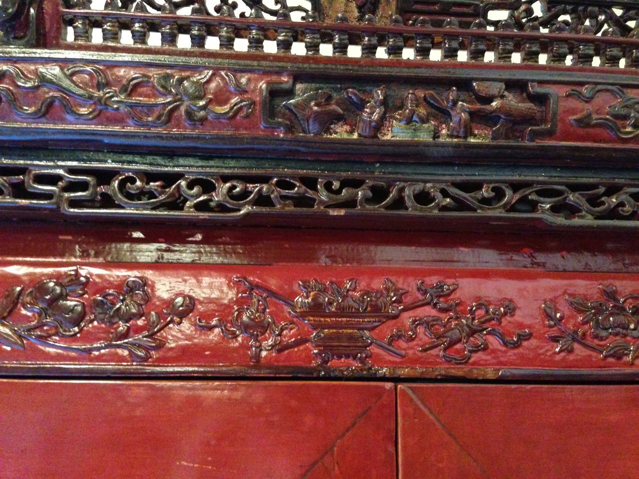 Chinese Red Wedding Chest with Crown, 19th Century In Excellent Condition For Sale In SOMIS, CA