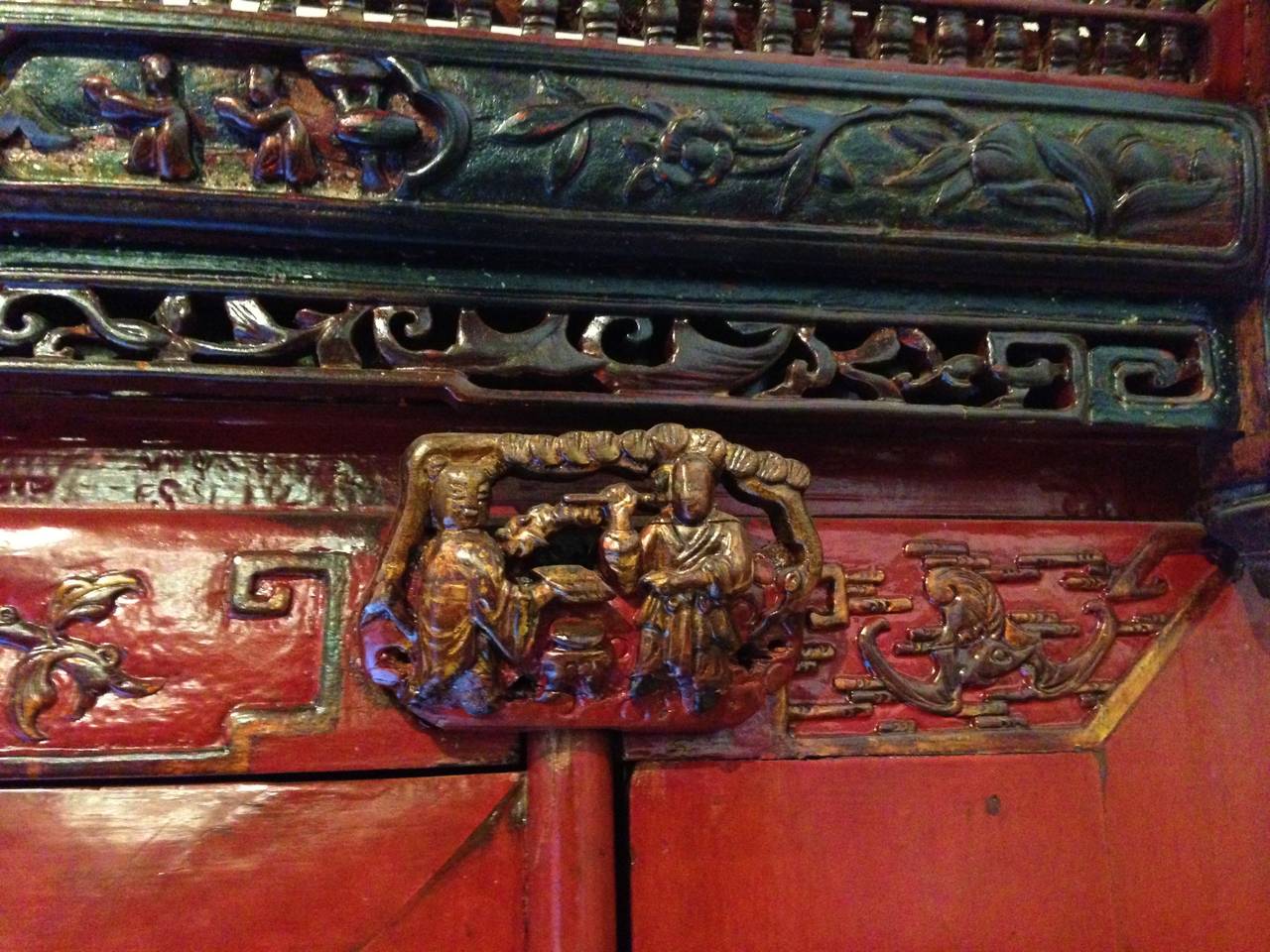 Chinese Red Wedding Chest with Crown, 19th Century For Sale 1