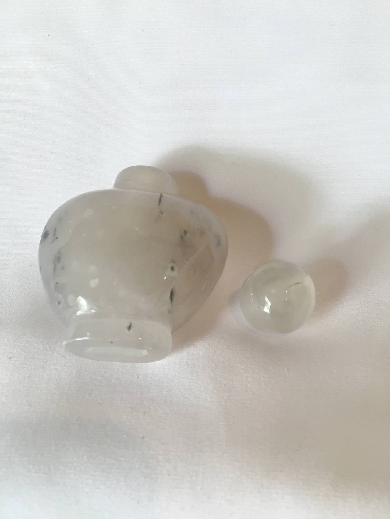 Black and White Carnelian Agate Snuff Bottle In Excellent Condition For Sale In SOMIS, CA