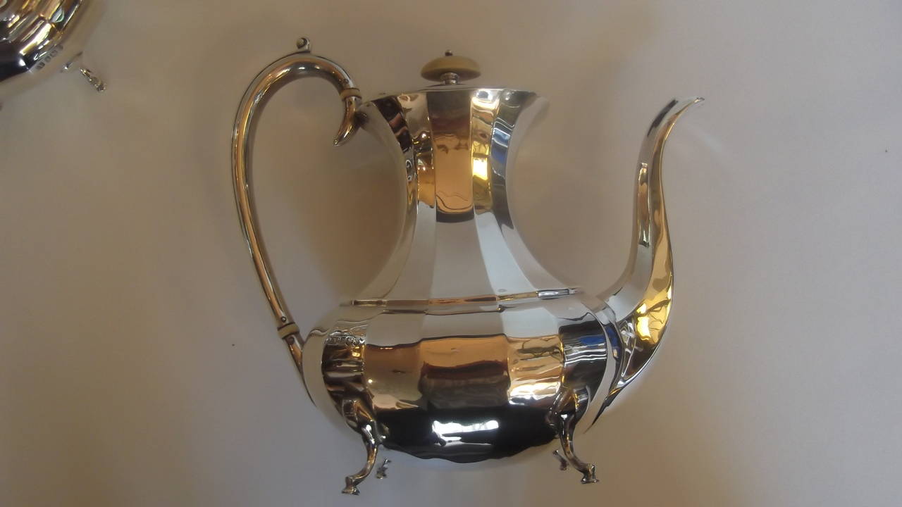 Graceful English Sterling Silver Coffee and Tea Service In Excellent Condition In Lambertville, NJ