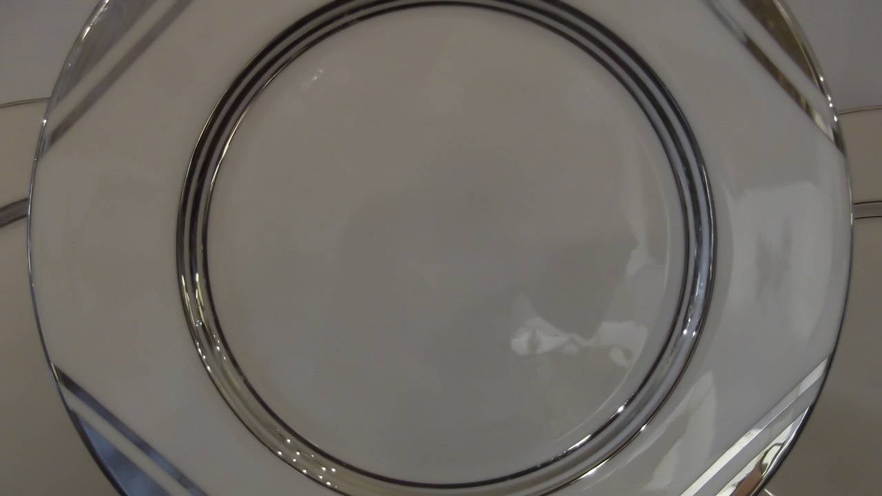 A Set of 18 Authentic Art Deco Sevice Dinner Plates, Platinum gilt In Excellent Condition In Lambertville, NJ
