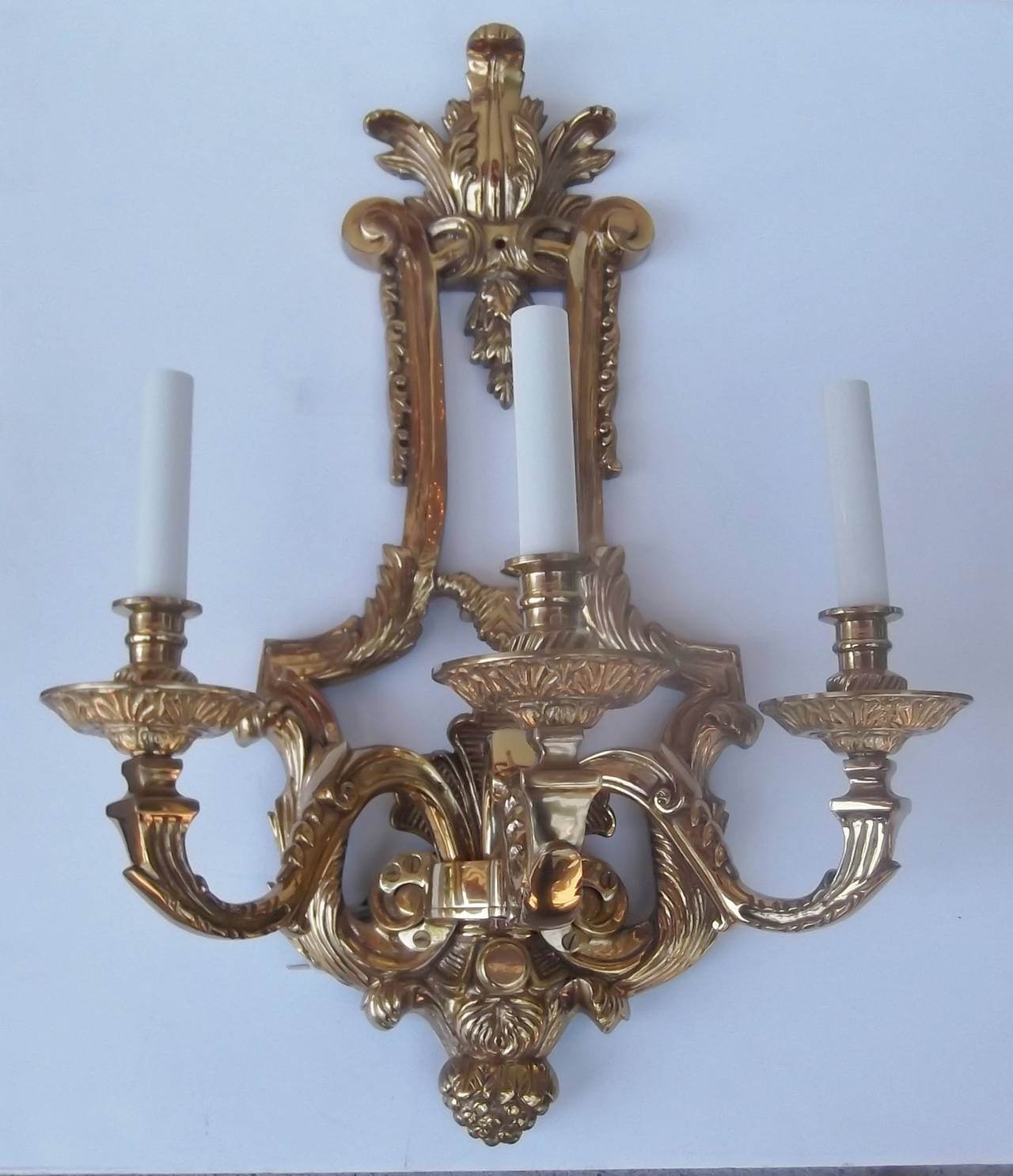 A substantial pair of Louis XV style cast brass electrified sconces.
Graceful lyre shaped back with plume tops and acanthus leaf motif. These would look very finished accompanied with small chandelier shades.
Contemporary wiring so these are ready