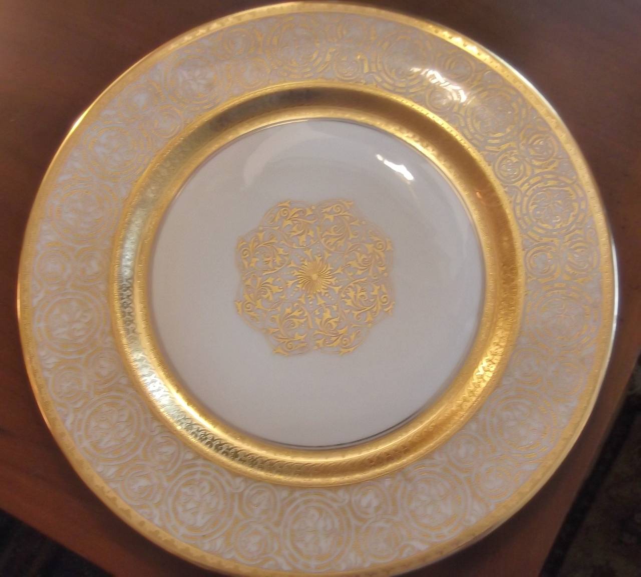 Elegant Formal Set of 15 Gold Encrusted Dinner Service Plates In Excellent Condition In Lambertville, NJ