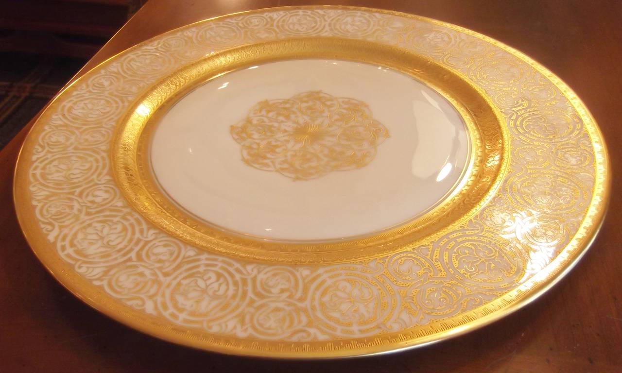 20th Century Elegant Formal Set of 15 Gold Encrusted Dinner Service Plates