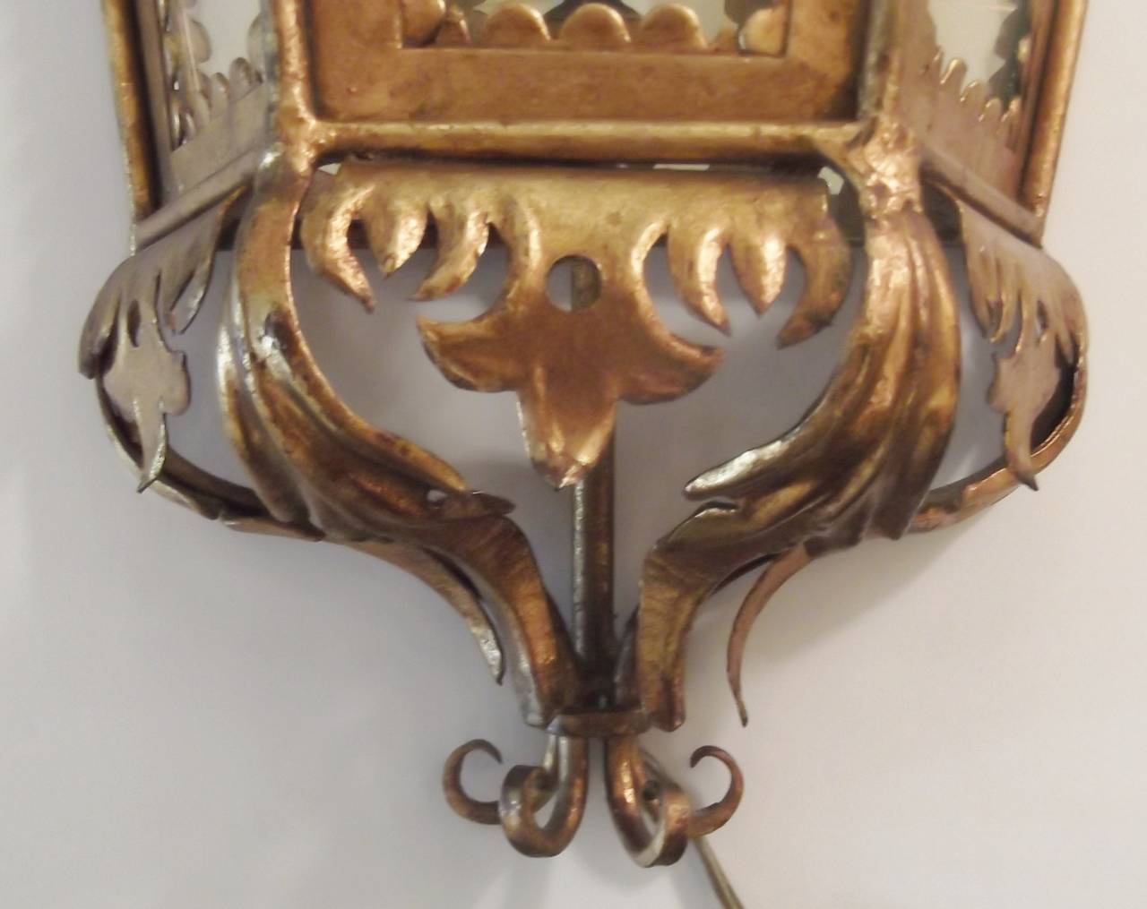 Pair of Hollywood Regency Gilt Toleware Italian Sconces In Excellent Condition In Lambertville, NJ