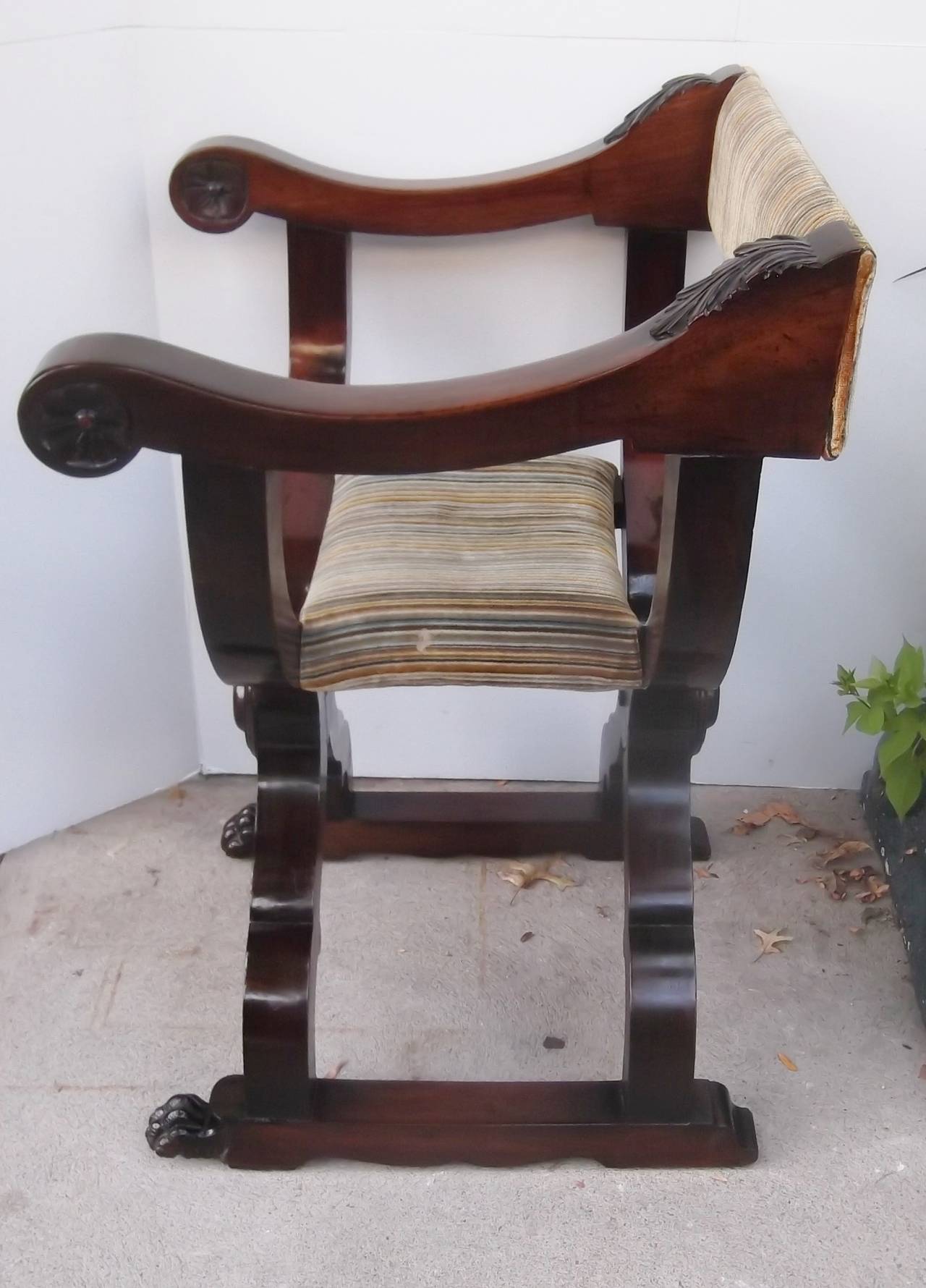 Italian Renaissance Revival Antique Carved Walunt Savonarola Chair In Excellent Condition In Lambertville, NJ