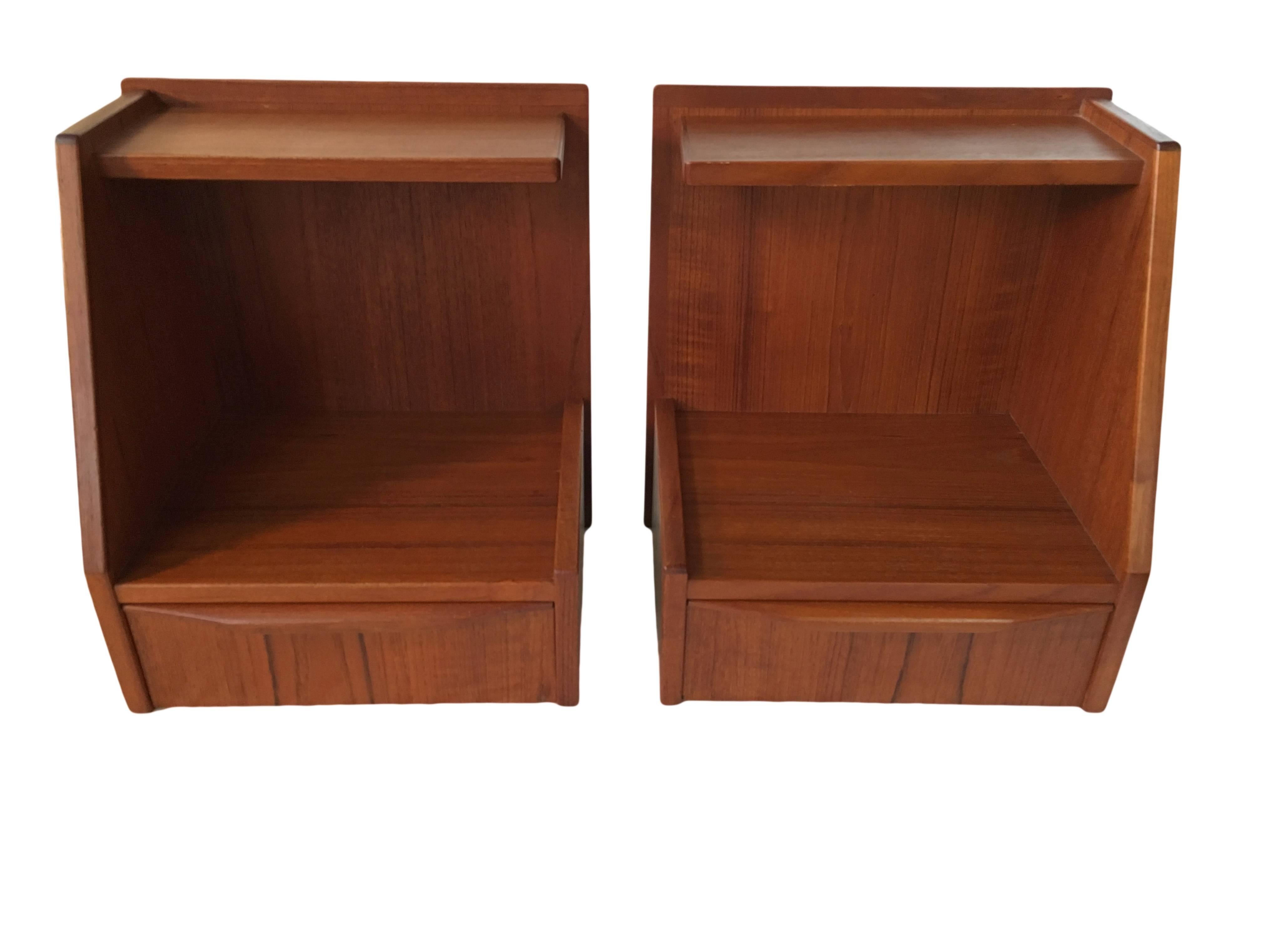A pair of wall-mounted nightstands in teak. Produced in Denmark, circa 1960.
Great condition.