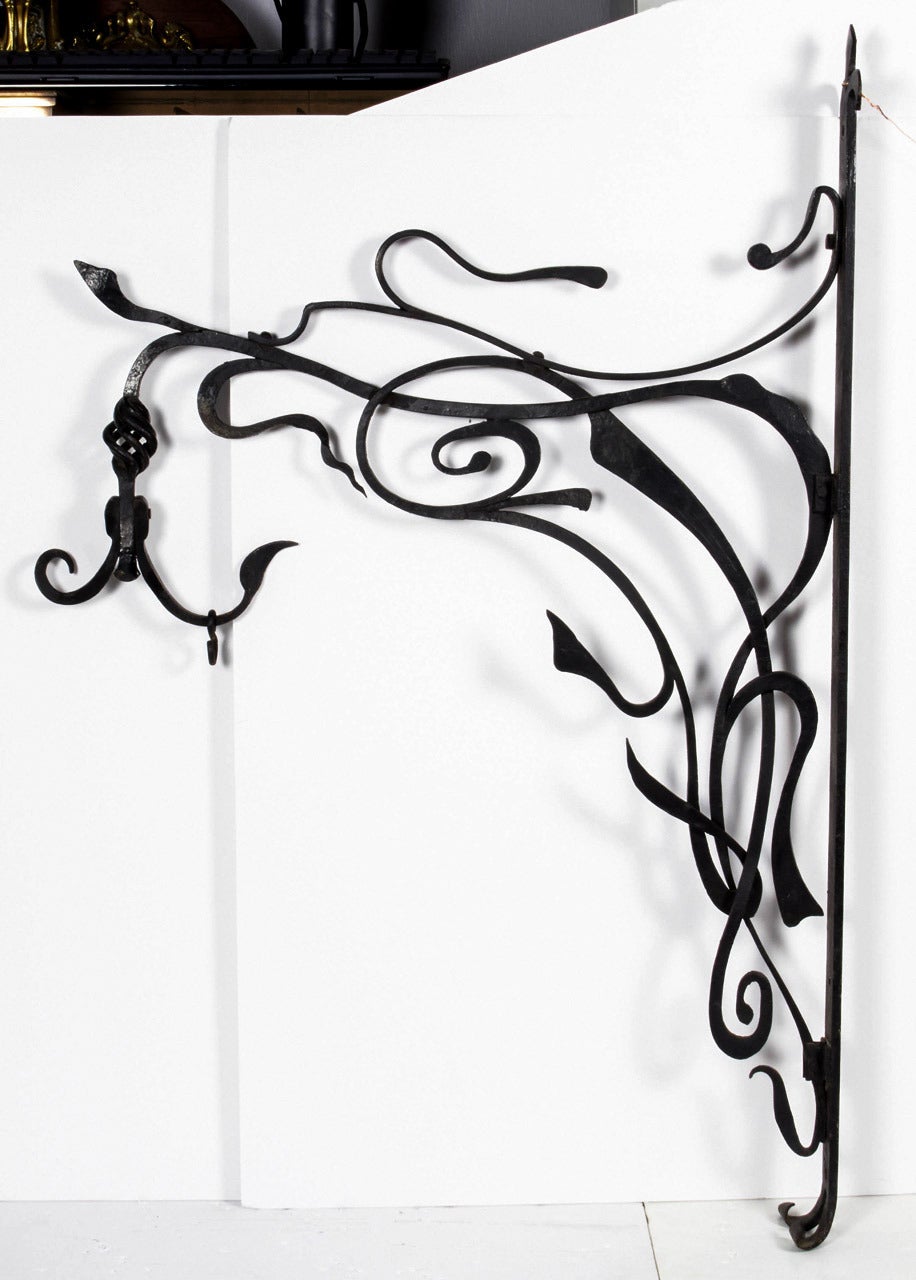 CIRCA 1900 Französisch Jugendstil schmiedeeisernen Halterung von beeindruckender Größe, mit der geschwungenen Ranken Design typisch für die Bewegung und Korb Twist Metallarbeit auf Haken. Die Halterung endet mit einem Fleur-De-Lis-Motiv.
