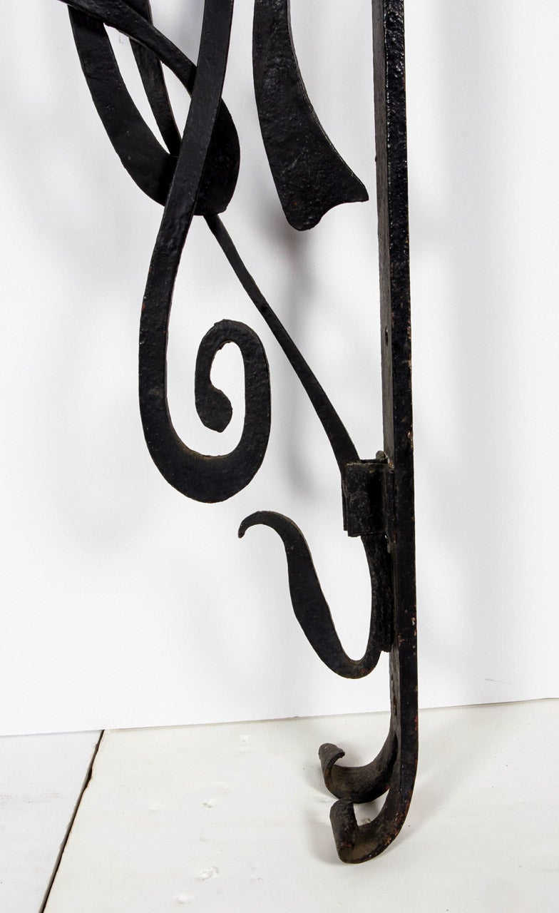 Französische Jugendstil-Wandhalterung aus Schmiedeeisen (Frühes 20. Jahrhundert) im Angebot