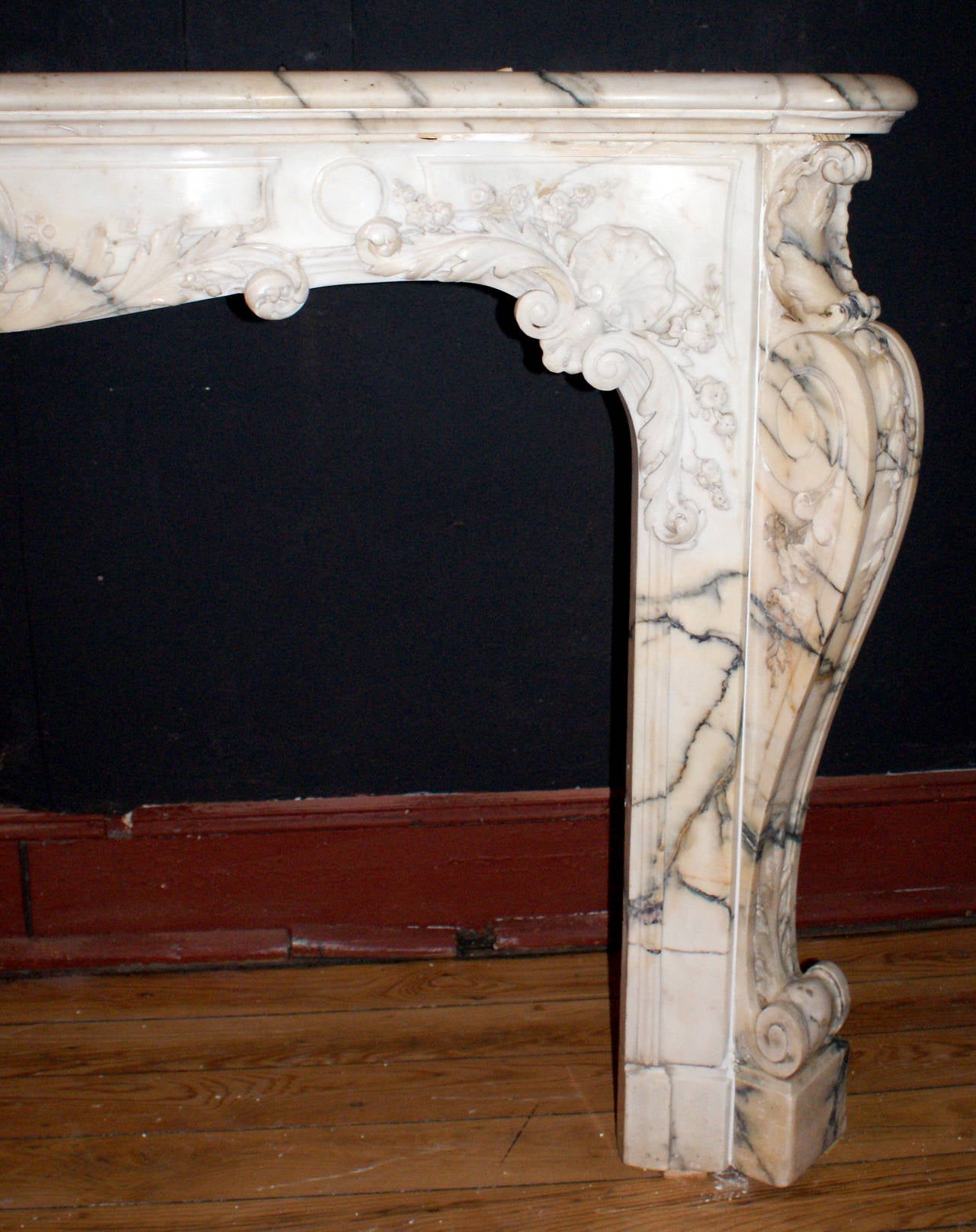French Louis XV Fireplace Mantel in Italian Pavonazzo Marble, circa 1740 In Excellent Condition For Sale In New York, NY
