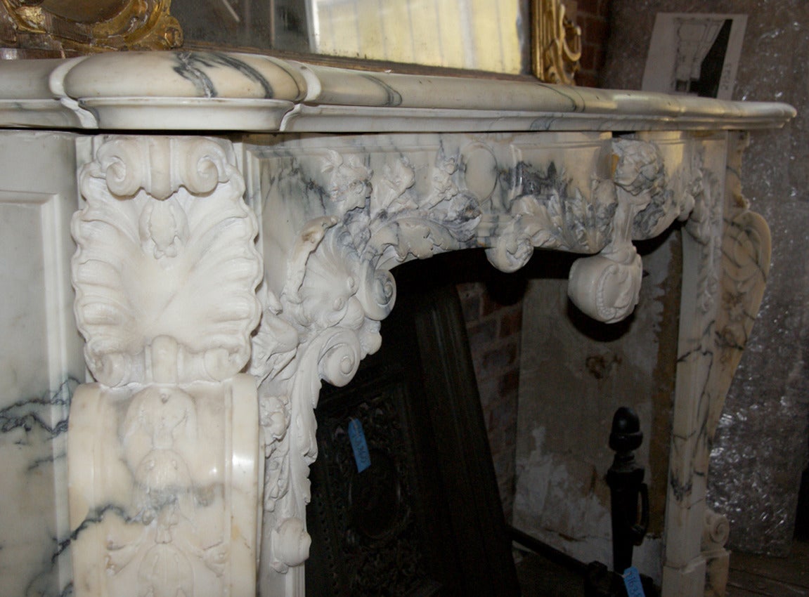 French Louis XV Fireplace Mantel in Italian Pavonazzo Marble, circa 1740 For Sale 2