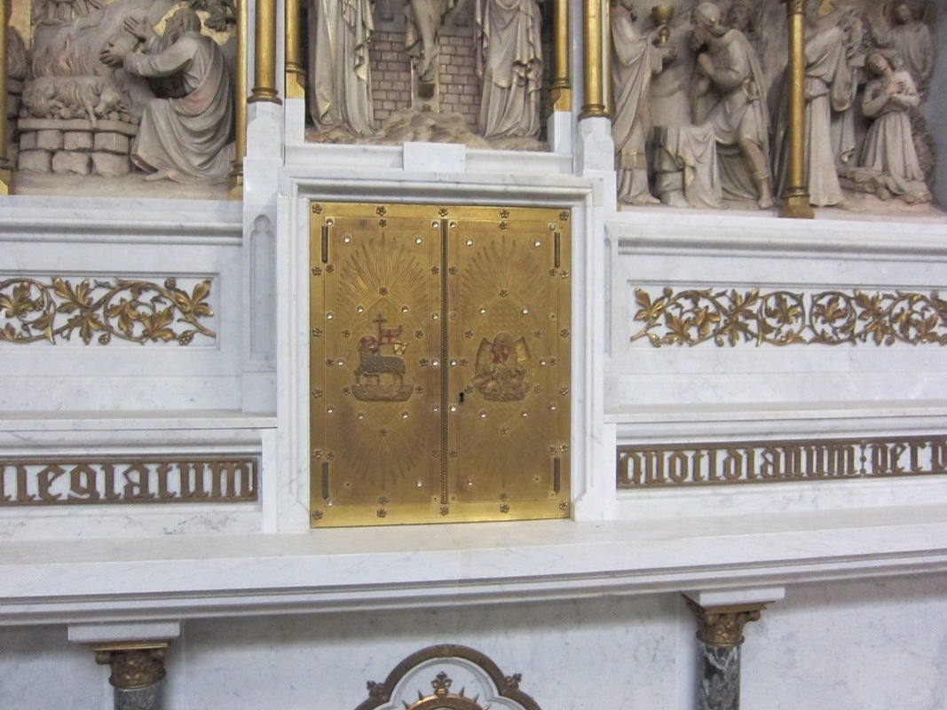 Communion Table or Altar in Marble, Neo-Gothic For Sale 1