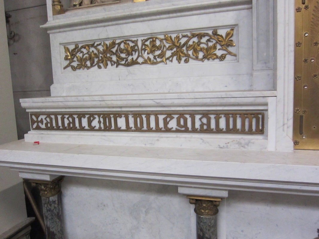 Communion Table or Altar in Marble, Neo-Gothic For Sale 2
