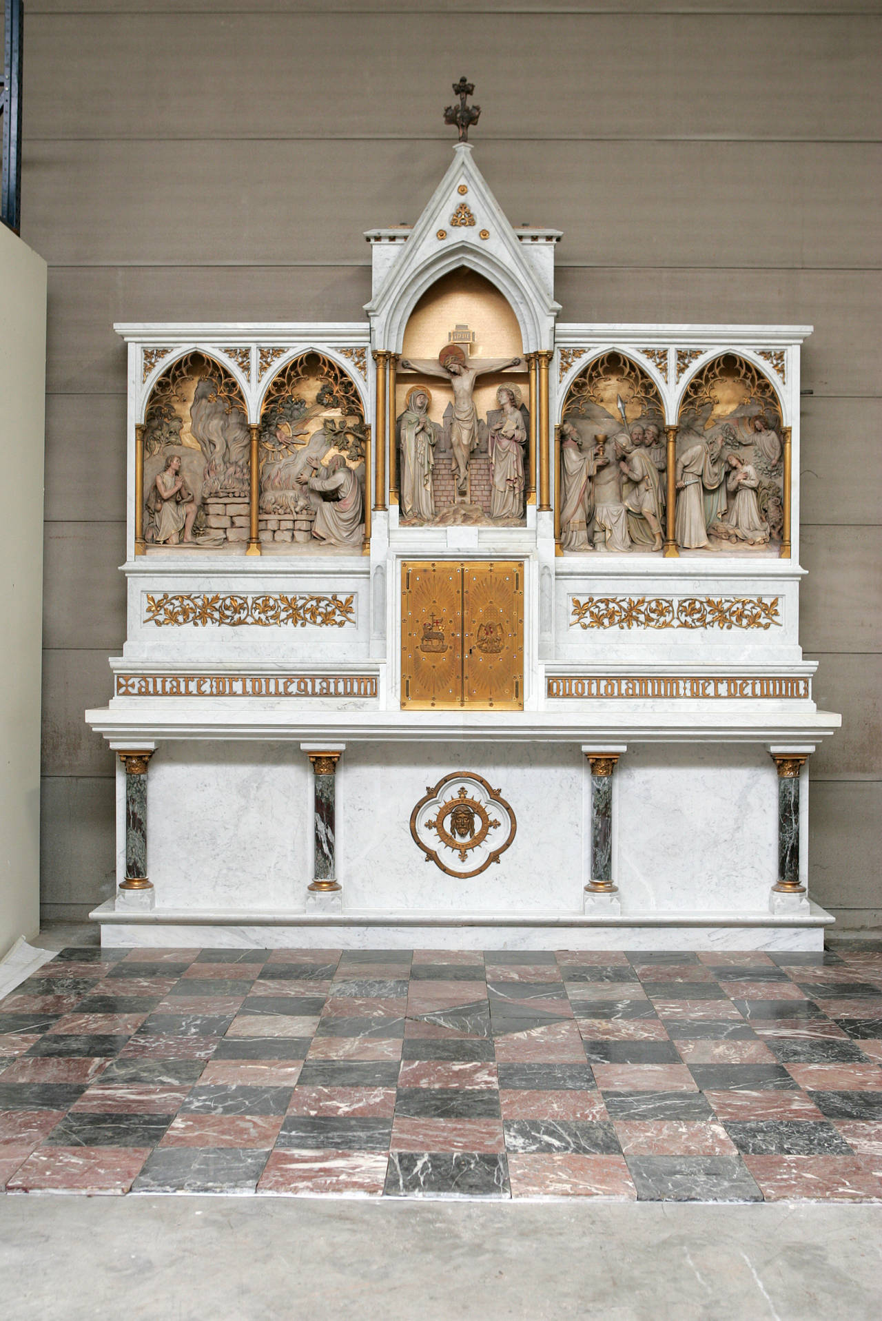 Antique Marble Altar from Belgium, Neo-Gotic
in very good condition
Measurements: H386xB320xD69cm