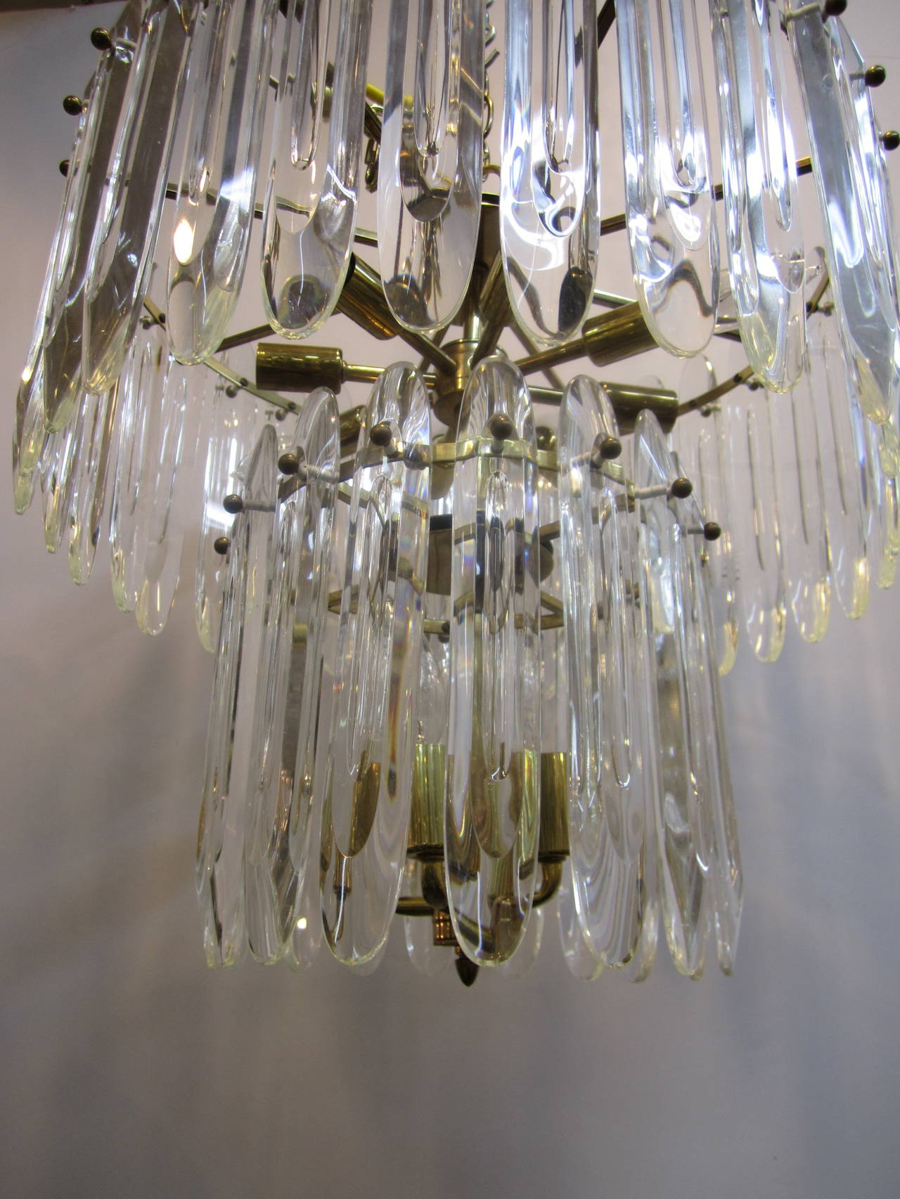 Italian Crystal and Brass Chandelier by Gaetano Sciolari In Good Condition For Sale In New York, NY