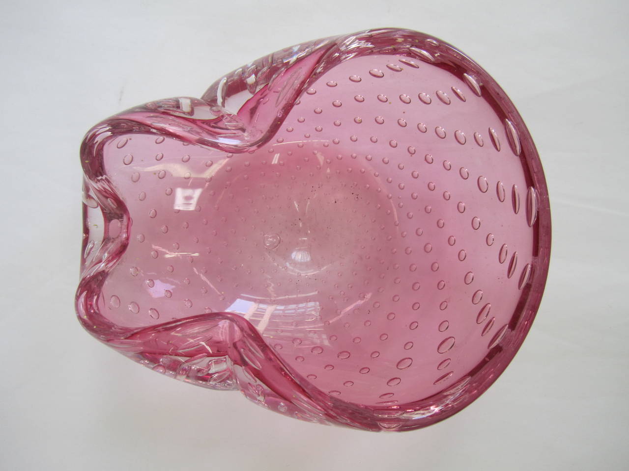 A beautiful mid-20th century Italian Murano art glass bowl in a red/pink raspberry hue with a controlled bubble design, circa 1960s, Italy. Bowl is a nice size measuring: 6
