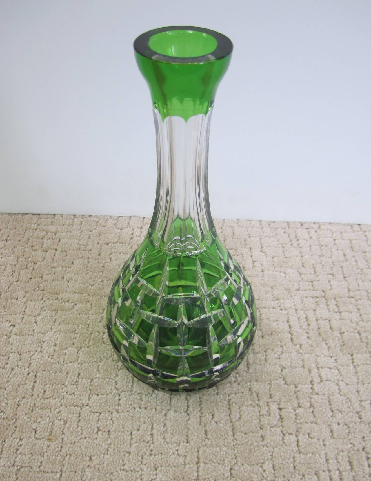 A beautiful vibrant early 20th century European emerald green bohemian cut-to-clear crystal decanter in the style of Val St. Lambert. A beautiful piece for any bar, bar cart, or entertaining area, etc. Measures: 10