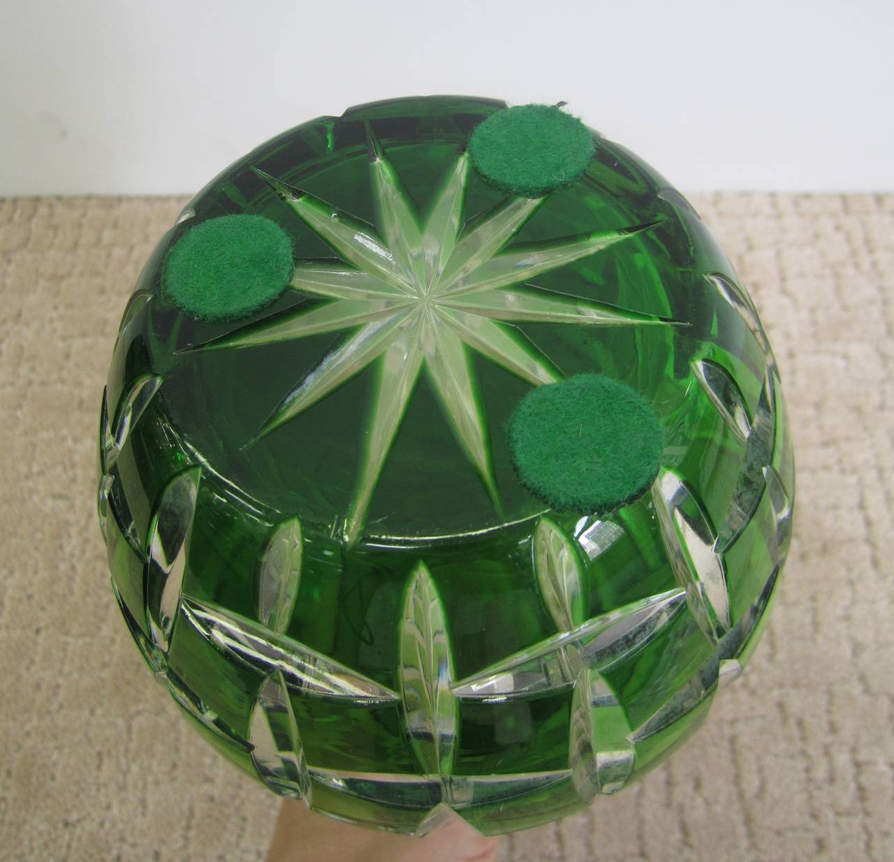 Carafe en cristal taillé vert émeraude  en vente 1