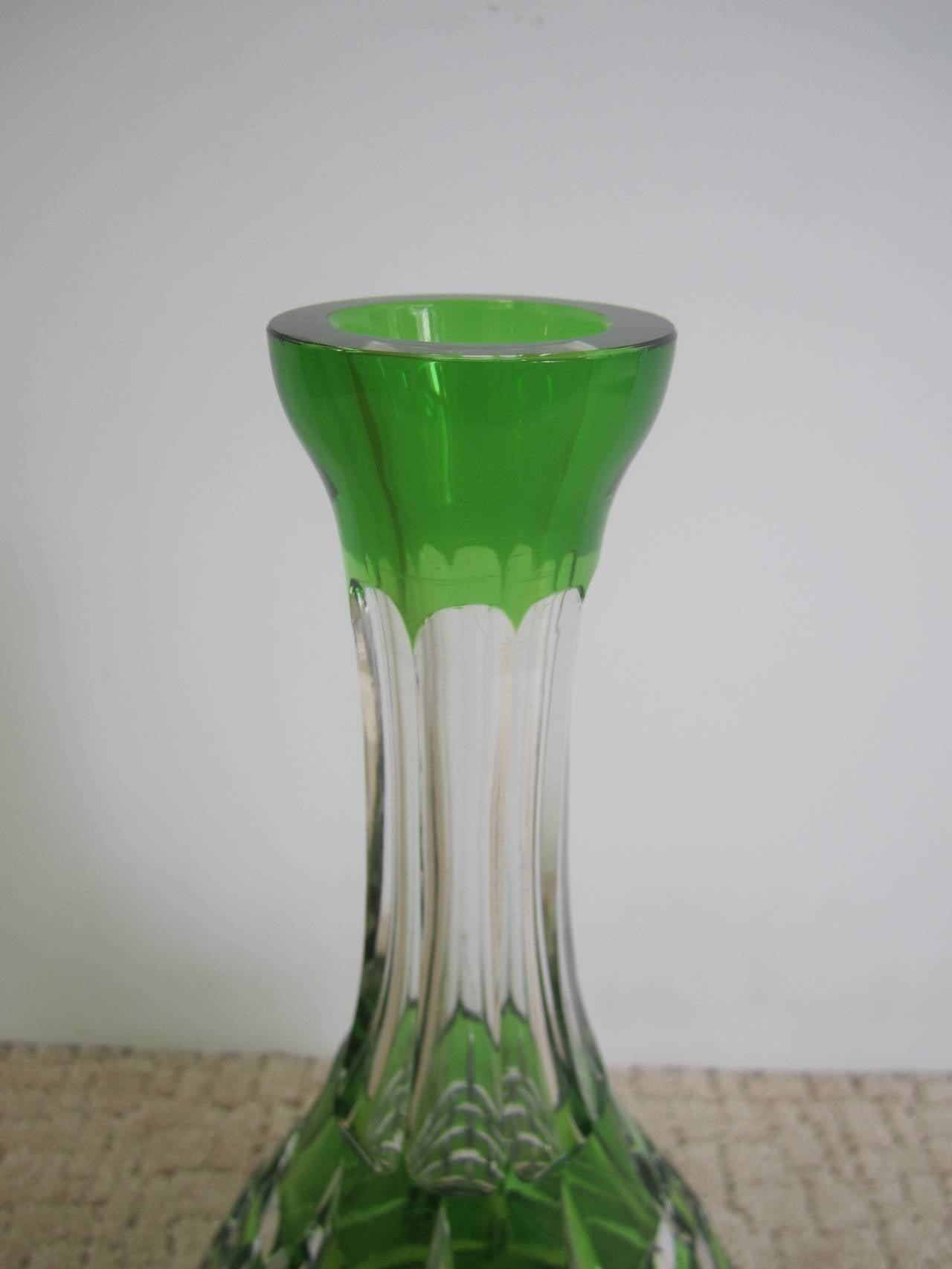 20ième siècle Carafe en cristal taillé vert émeraude  en vente