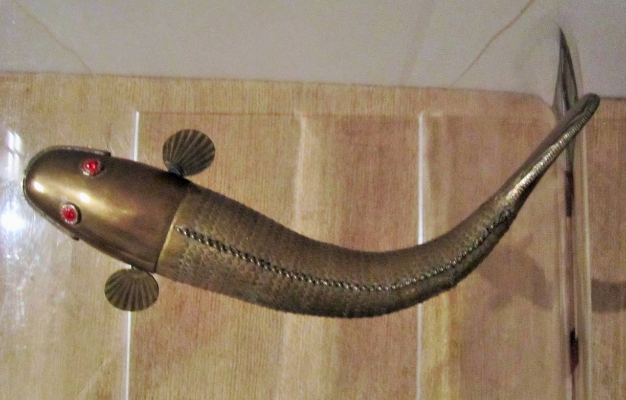 Vieille sculpture japonaise articulée en laiton de poisson Koi Bon état à New York, NY