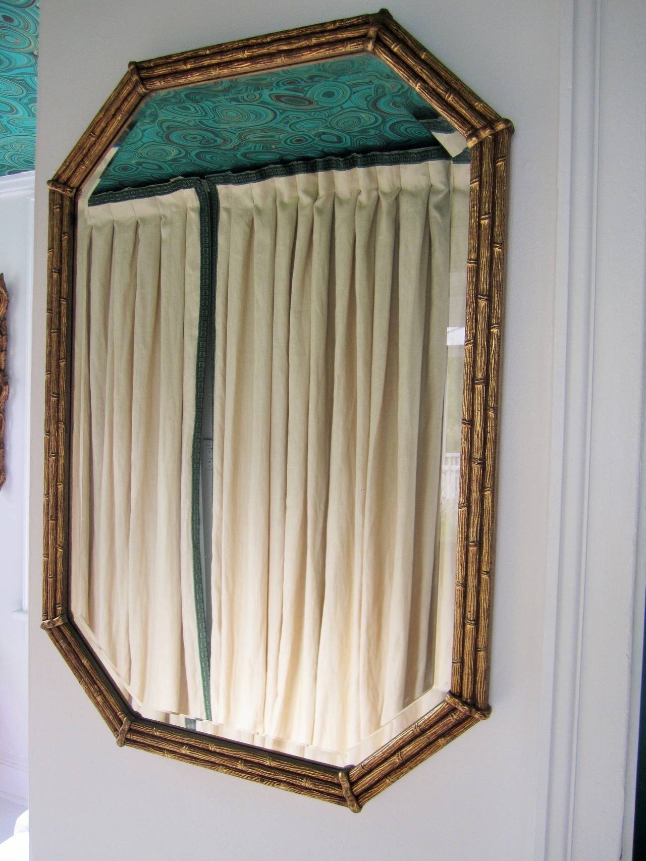 Specchio da parete in legno dorato con effetto bambù, circa metà del 20° secolo, anni '60. Specchio da parete rettangolare/ottavo in legno dorato con motivo 