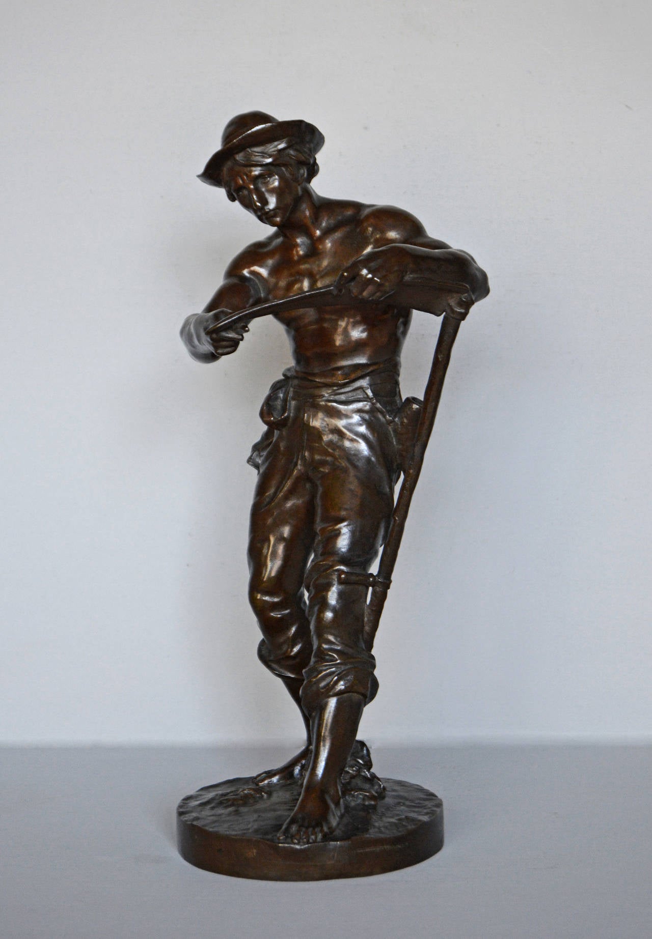 Jean Gautherin 
Français, (1840-1890)
Le Faucheur 
Bronze, signé
Hauteur : 13½ pouces

Sculpture en bronze représentant un fermier aiguisant sa faux, réalisée par Jean Gautherin et signée 