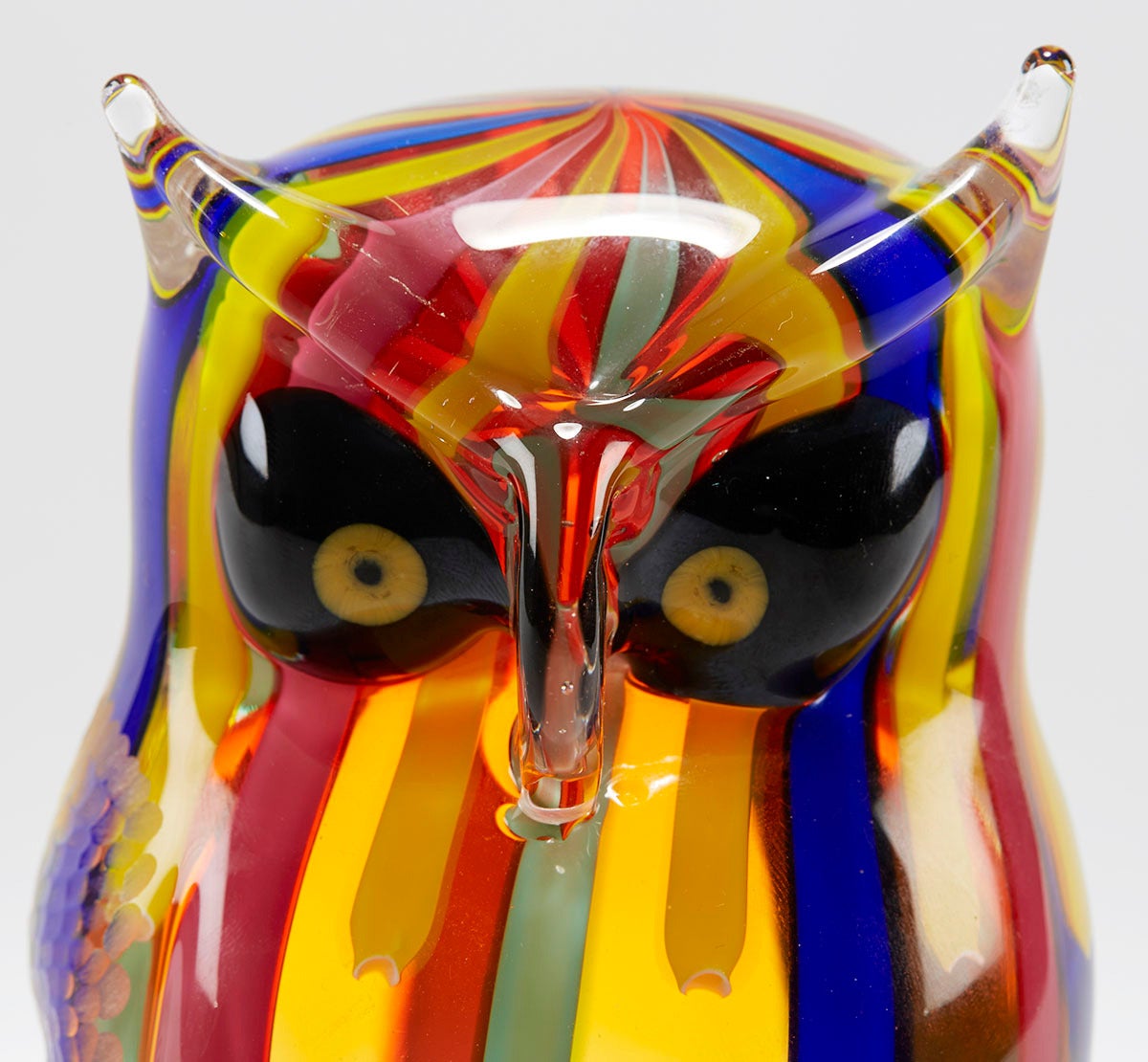 Figure de hibou en verre d'art soufflé à la bouche de Murano par Gino Cenedese avec un design de ruban de couleur inclus dans un corps en verre clair teinté orange et avec une texture de surface sur une aile. Avec des traits joliment définis:: cette