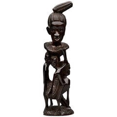 Groupe de figures africaines Makondé sculptées en bois noir 20ème siècle.