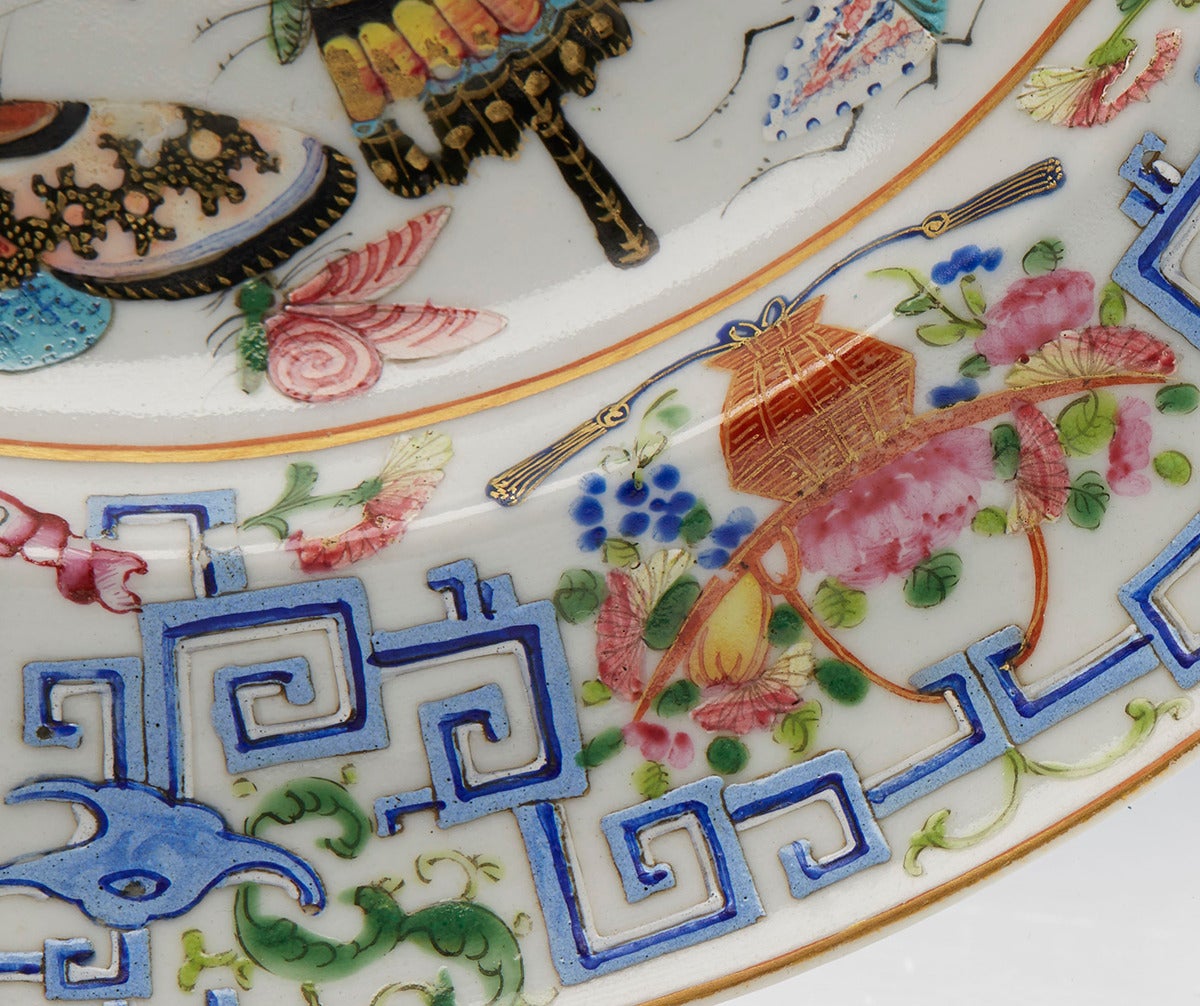 Antique Chinese Famille Rose Armorial Plate, circa 1800 In Good Condition In Bishop's Stortford, Hertfordshire