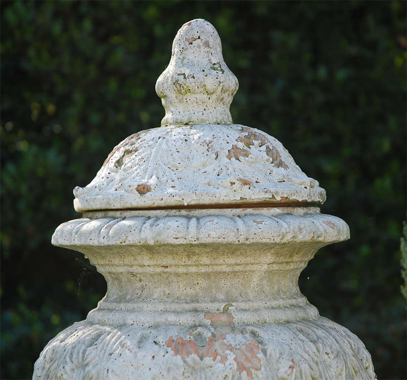 Italian Style terracotta urns with separate lid. The base measurement is 9.25 inches. There Is one single urn available. 

(Not antique).