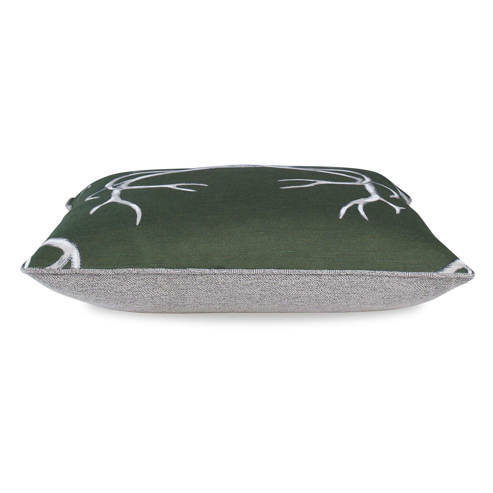 Green (QR-20204.HUNTER.0) Coussin d'appoint en lin à motif de bois de cervidé par CuratedKravet 2