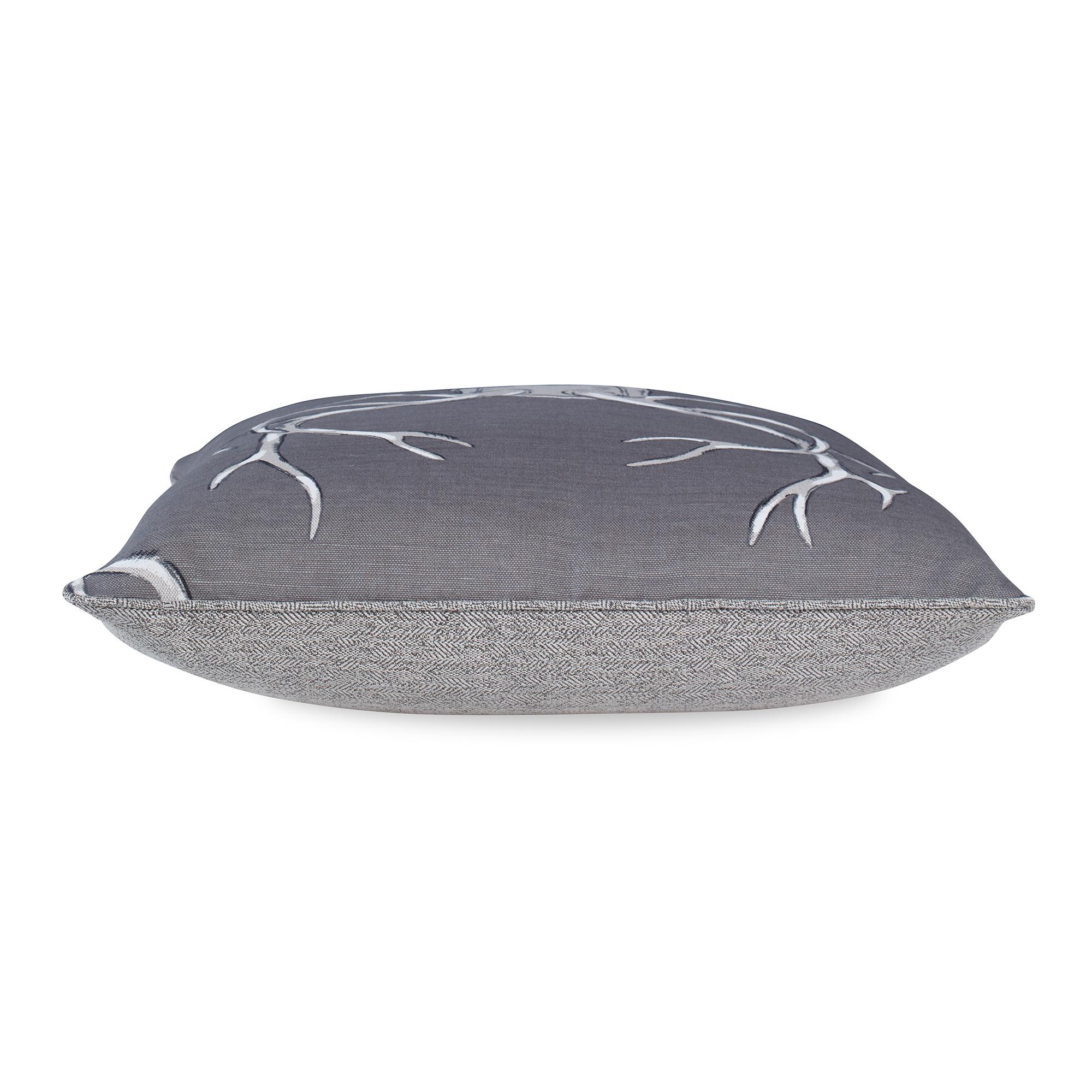 Gray (QR-20205.GRAY.0) Coussin d'appoint en lin à motif de bois de cervidé par CuratedKravet 2