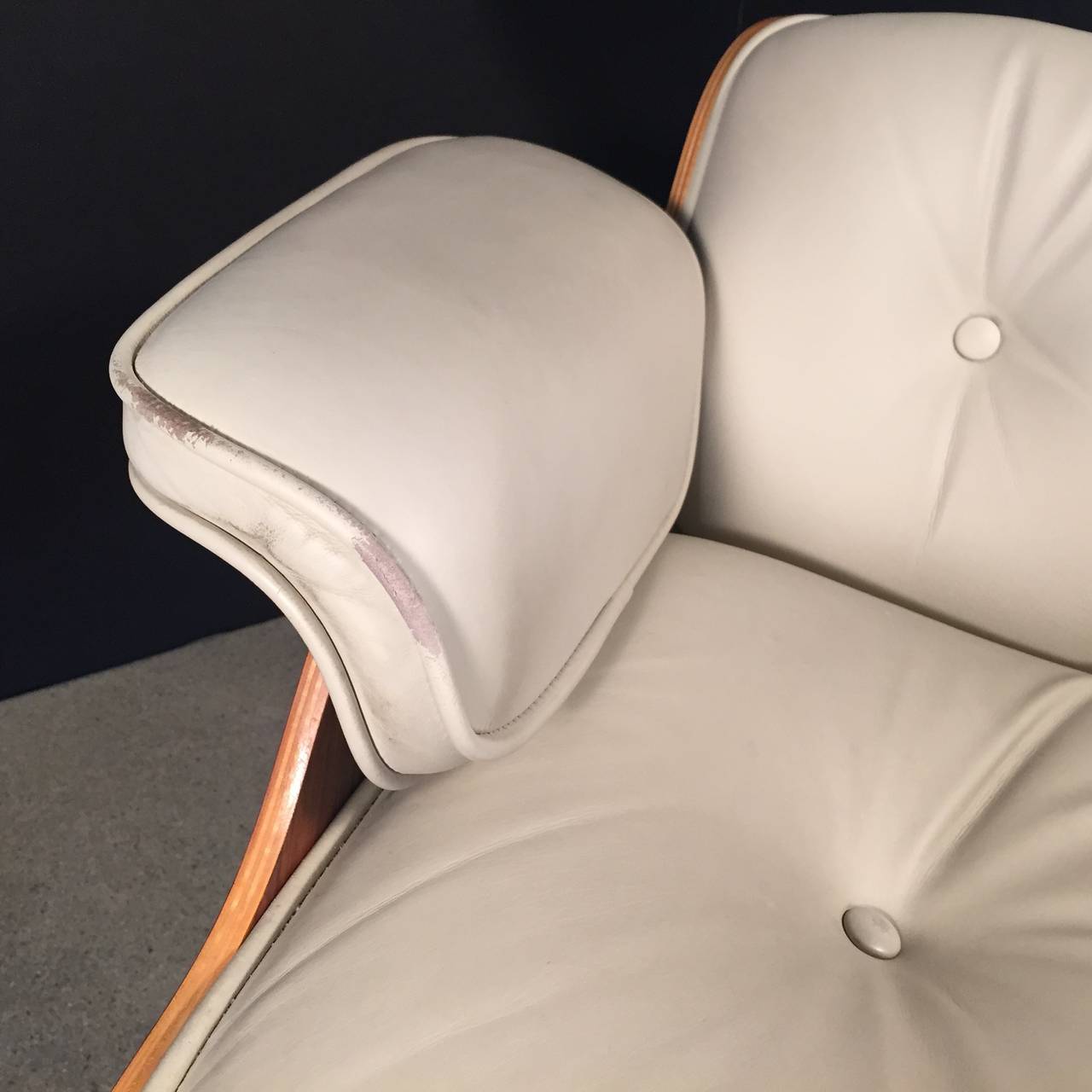 Eames Lounge Chair by Herman Miller in Rare Off-White Leather In Good Condition In Los Angeles, CA