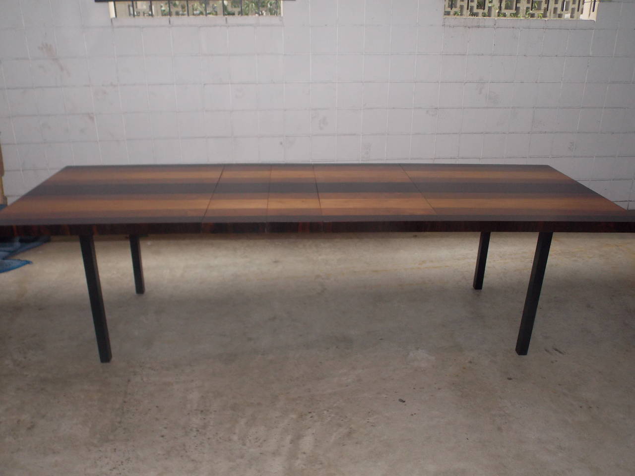 Milo Baughman Mixed Woods Table with Three Leaves In Excellent Condition In Los Angeles, CA