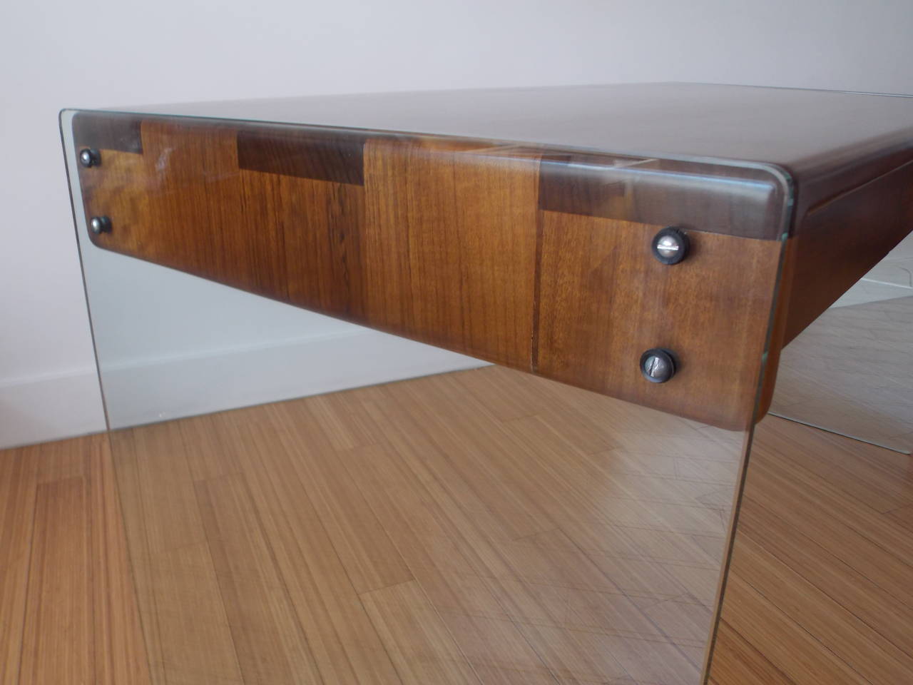 A handsome California design.
Made with shedua wood (African Walnut) and original glass side bases, with original screws.
No chips or scratches on the glass, but has some nicks around the screw holes, barely visible.
Great to use as a console as