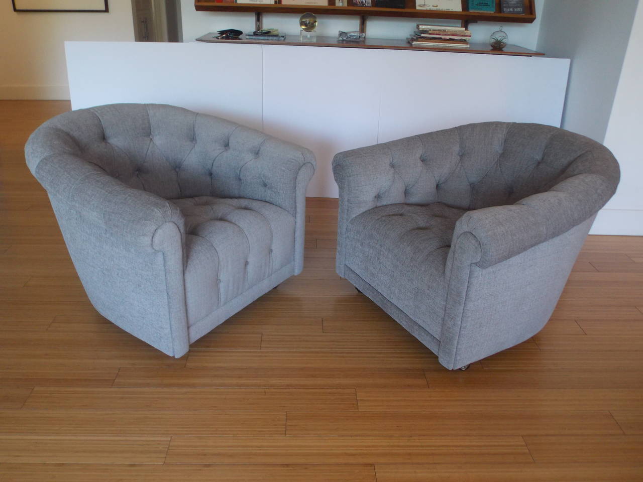 Chic Pair of Club Chairs Attributed to Milo Baughman 3