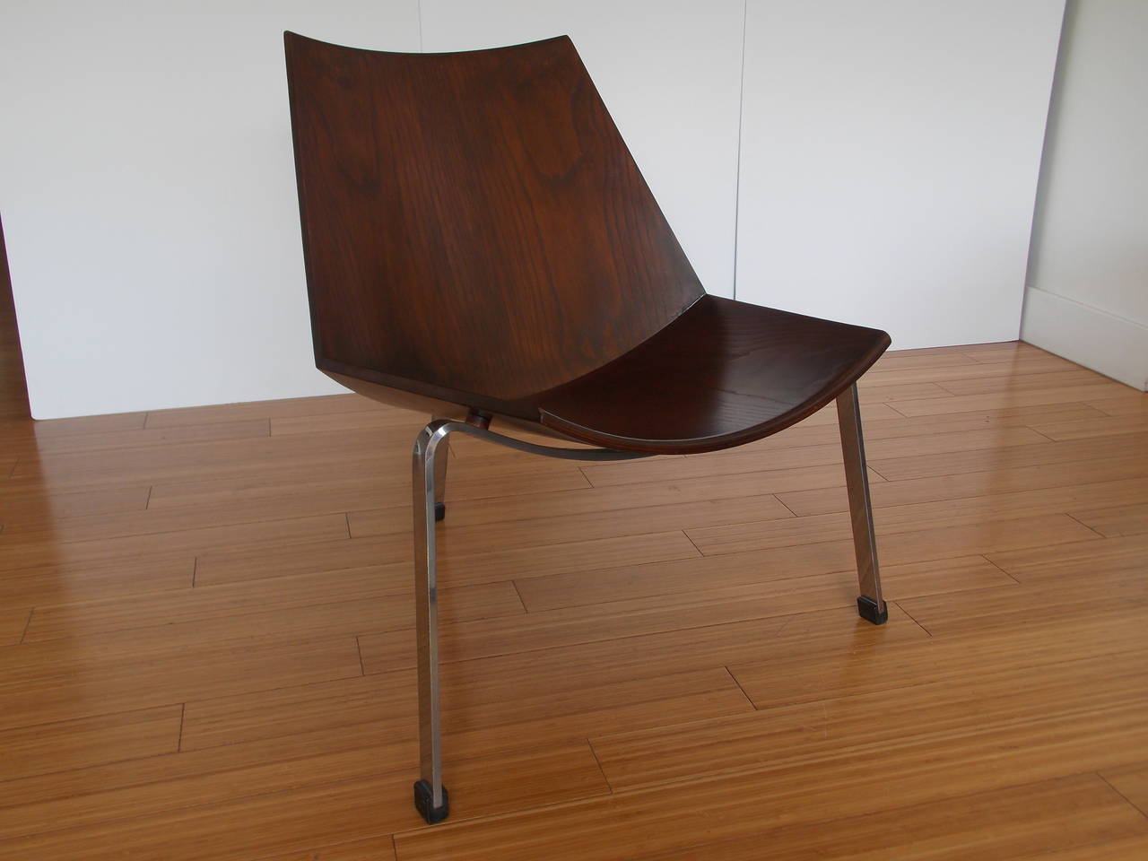 A nice well constructed chair.
This design was so advanced for its time.
The seat is made of bent plywood with oak veneer.
It has been refinished.
The base is made of chrome-plated steel with rubber feet.
The shock-mounts are made of