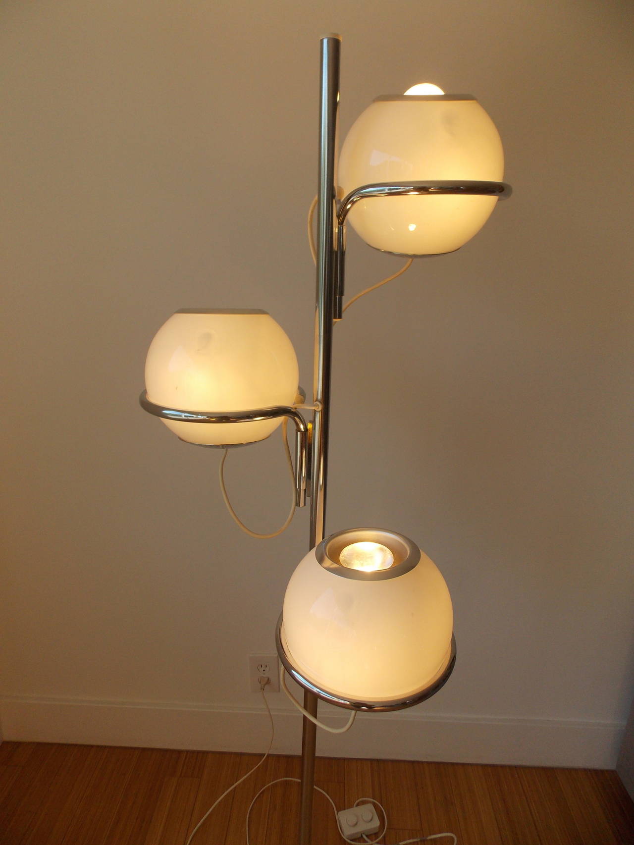 Mid-Century Modern Vintage Italian Design Floor Lamp by Reggiani, 1960s