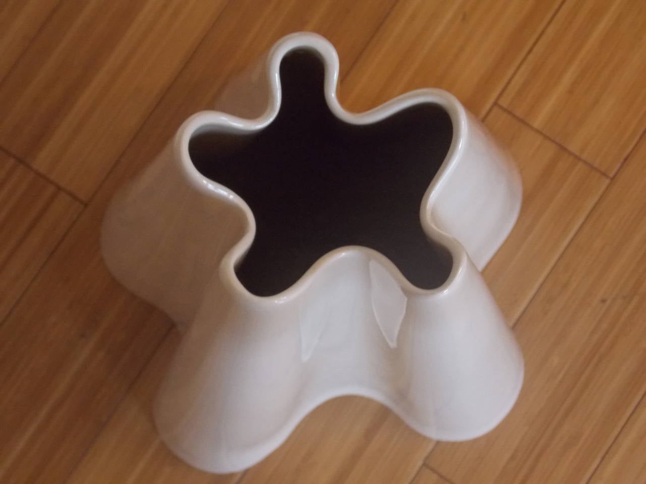 A great design.
It can even standalone without flowers as a decorative element.
Made of ceramic with white glossy glaze.
No chips, cracks or repairs.