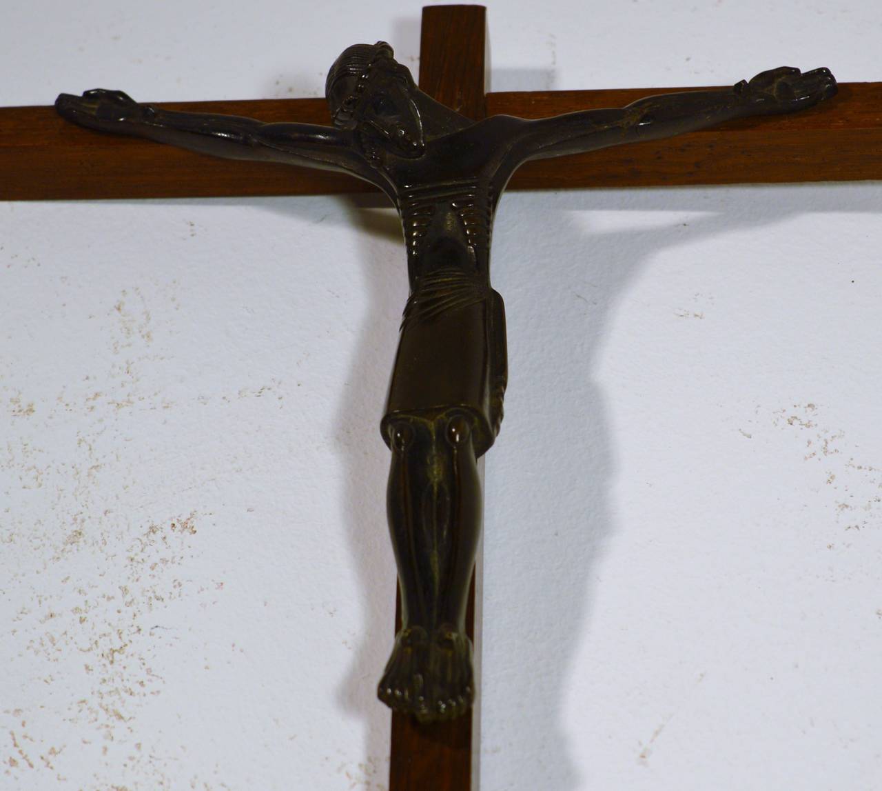 Beautiful crucifix in bronze, created in the early 1930s by the famous Jean Lambert Rucki. The bronze is fixed on a cross, made of solid rosewood en is in a very good condition.
