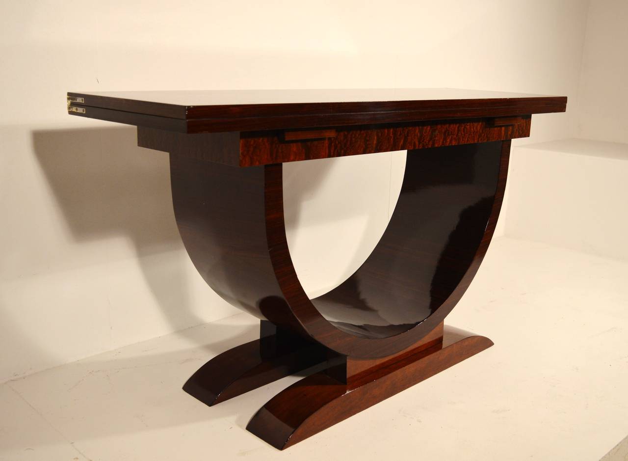 Exceptional folding side table in rosewood and solid mahogany created in the 1930s in France. The table remains in a perfect restored condition.
Unfolded the tabletop measures 90 cm by 136 cm.
