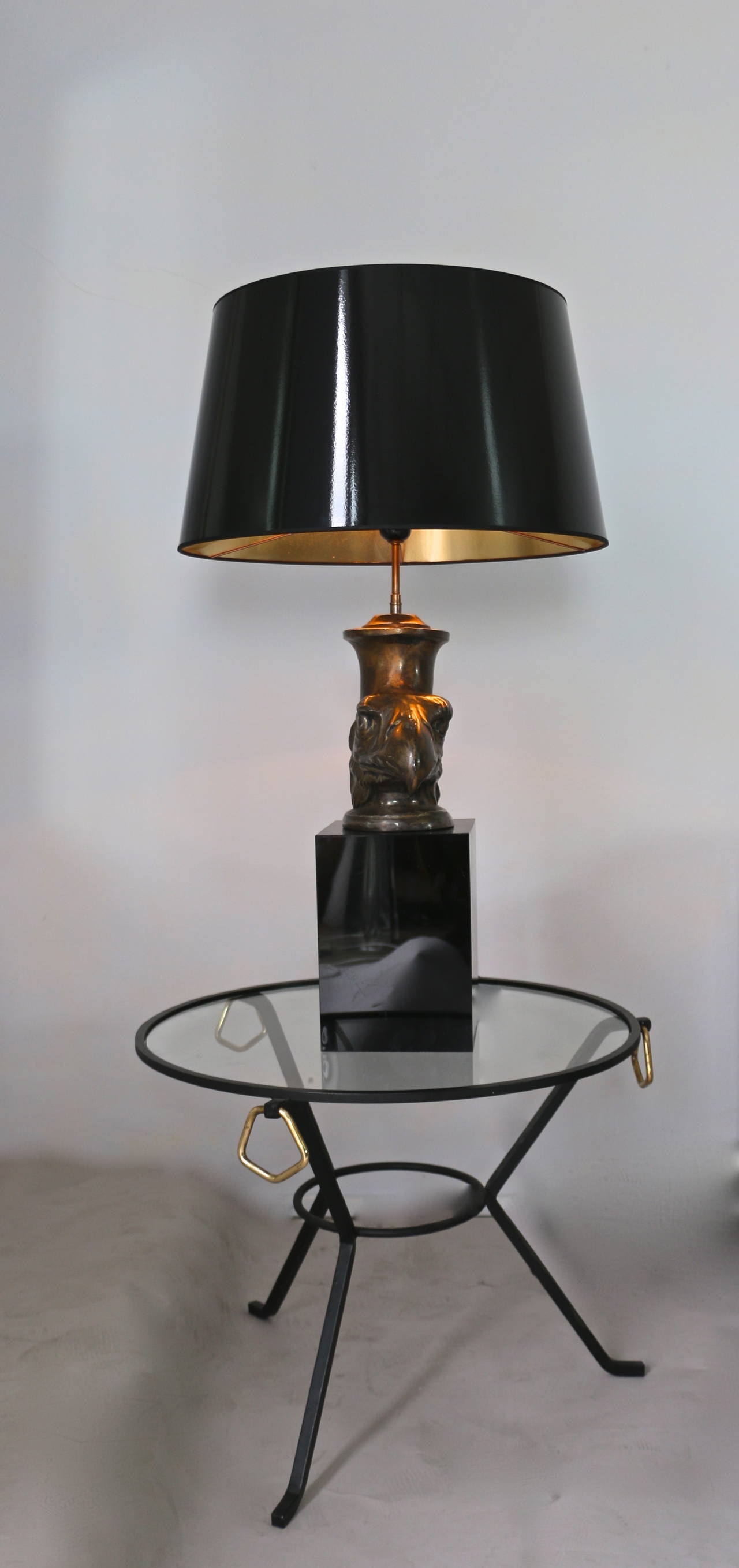 Pair of 1970s table lamps in metal and resin, one with a panther head base and the other one with an eagle head.