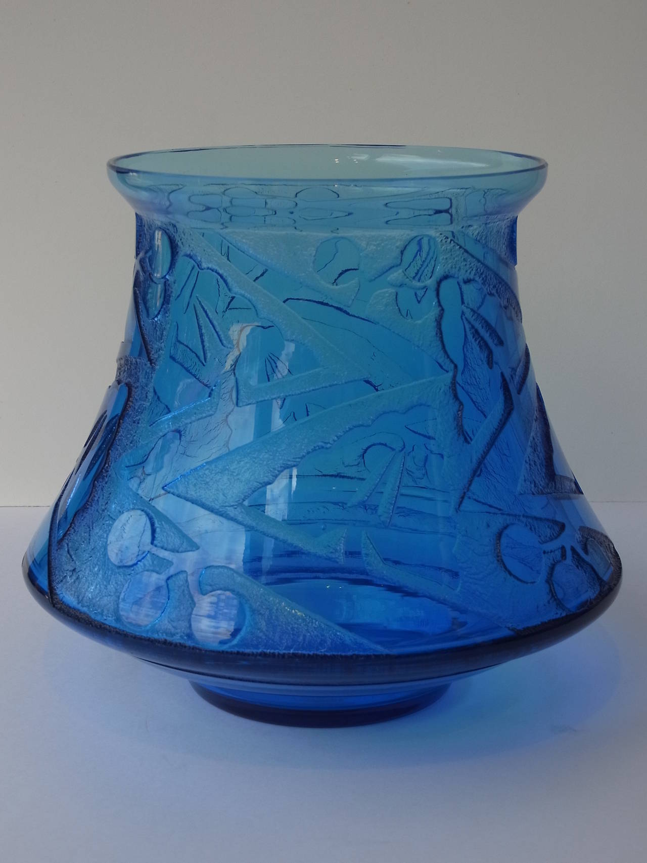 A bleu geometric decor acid etched glass vase, circa 1930.
Signed Daum Nancy France with the cross of Lorraine.

 