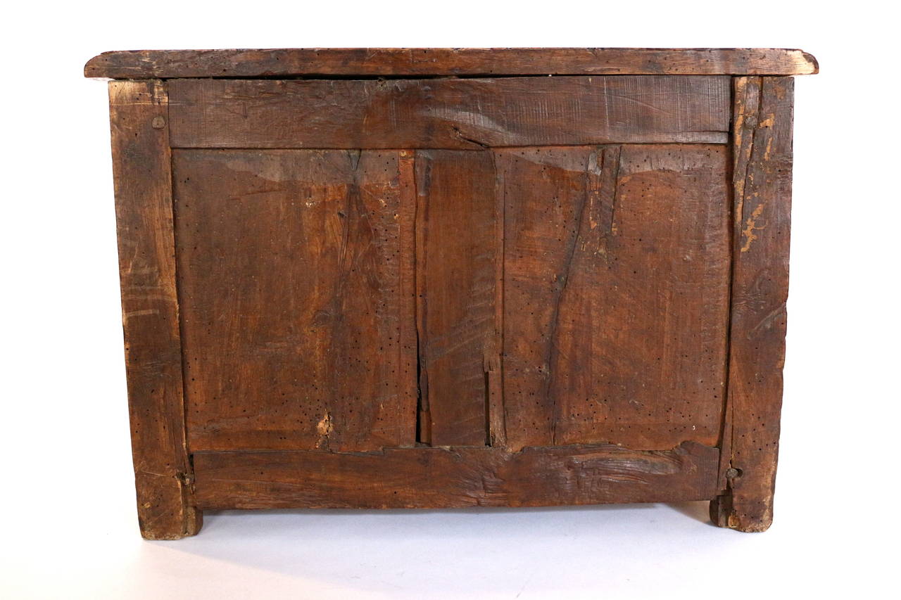 Little chest of drawers in walnut with original handless
All in its original state . Beautiful patine
French , period Louis the XIV , late 17th century