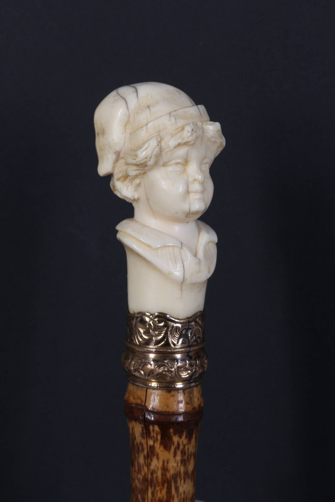 Beautiful umbrella in fine fabric 
Knob decorated with an ivory head of a jong boy , attached with a gilded ring